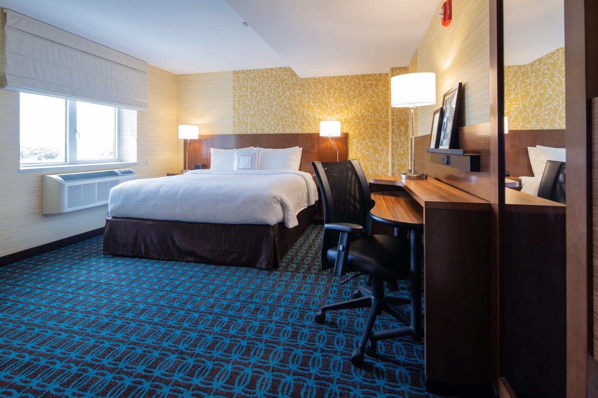 Fairfield Inn & Suites by Marriott New York Queens/Fresh Meadows interior in Queens, NY — gallery photo 2