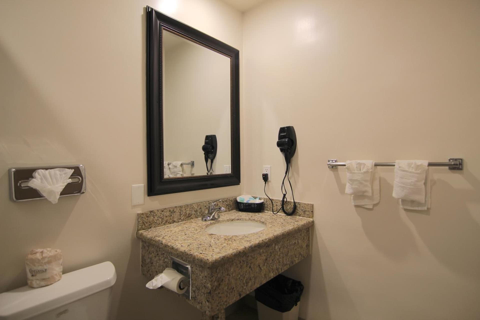 Dunes Inn - Wilshire interior in Los Angeles, CA — gallery photo 2