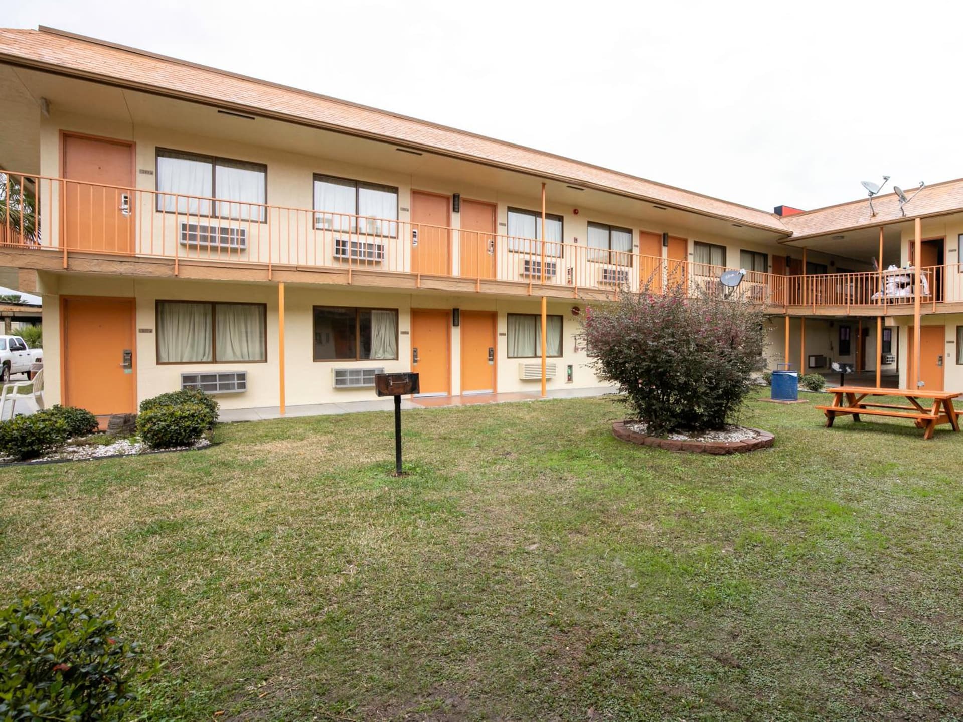 OYO Hotel Lake Charles Hwy 10 featured exterior or lobby in Lake Charles, LA — similar hotel
