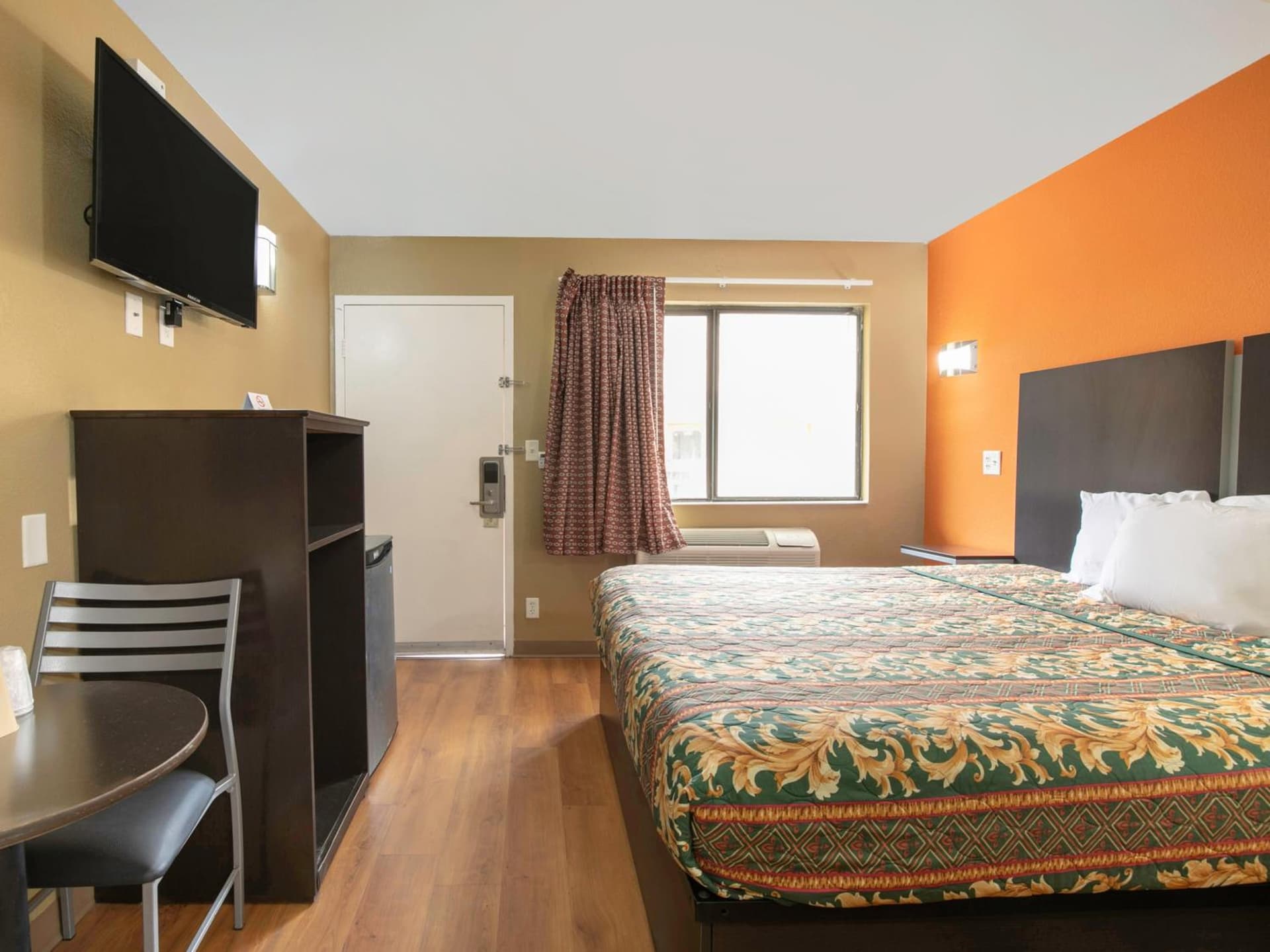 OYO Hotel Lake Charles Hwy 10 property views in Lake Charles, LA — gallery photo 3