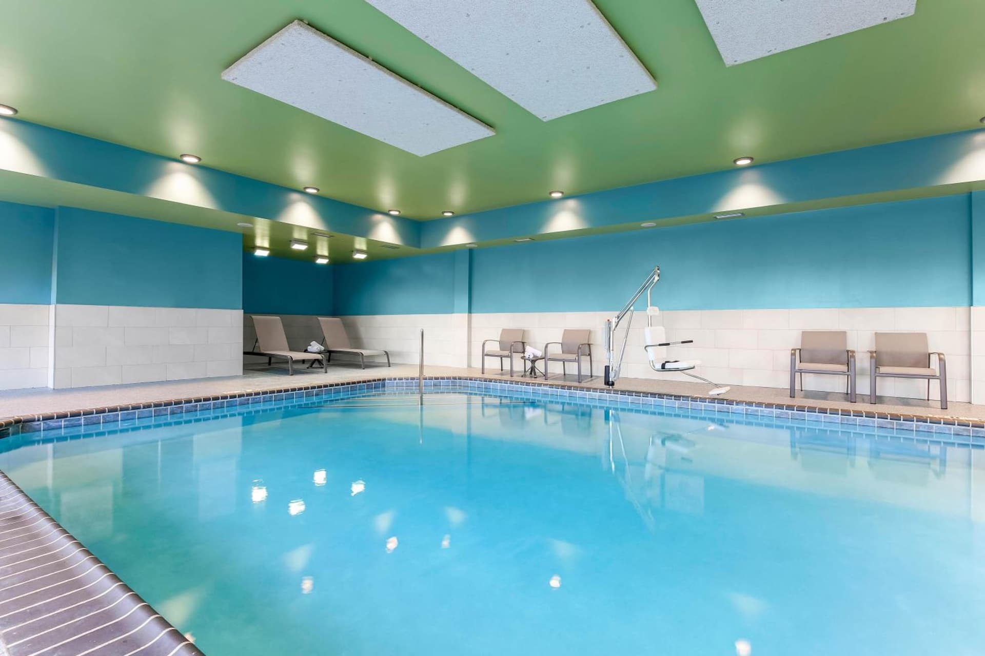 Holiday Inn Express & Suites Chicago O'Hare Airport by IHG gallery photo in Des Plaines, IL — image 7
