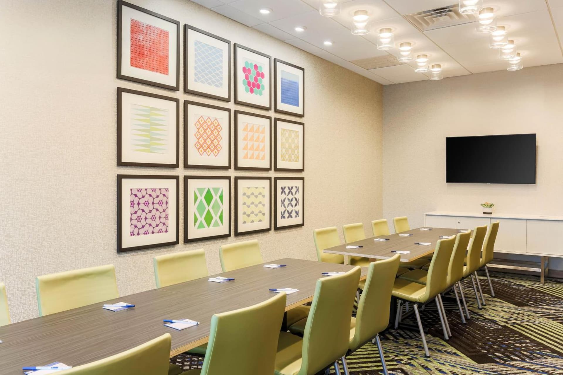 Holiday Inn Express & Suites Chicago O'Hare Airport by IHG gallery photo in Des Plaines, IL — image 23