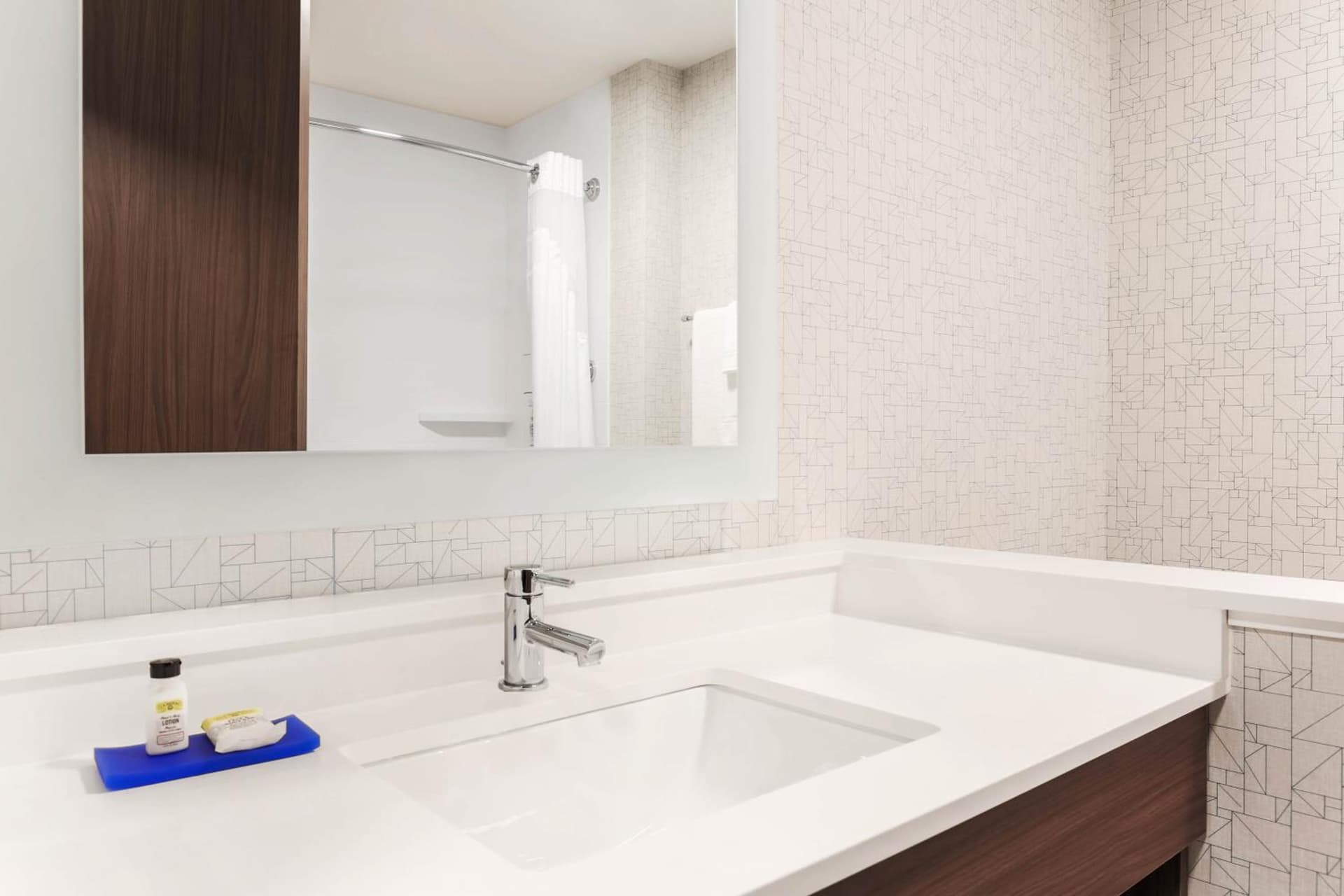 Holiday Inn Express & Suites Chicago O'Hare Airport by IHG gallery photo in Des Plaines, IL — image 25