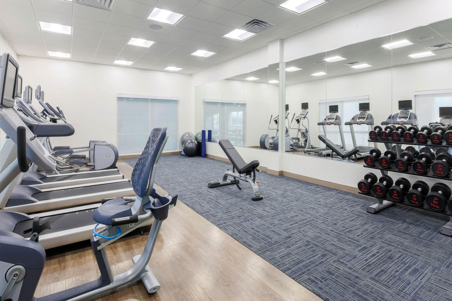 Holiday Inn Express & Suites Chicago O'Hare Airport by IHG gallery photo in Des Plaines, IL — image 18
