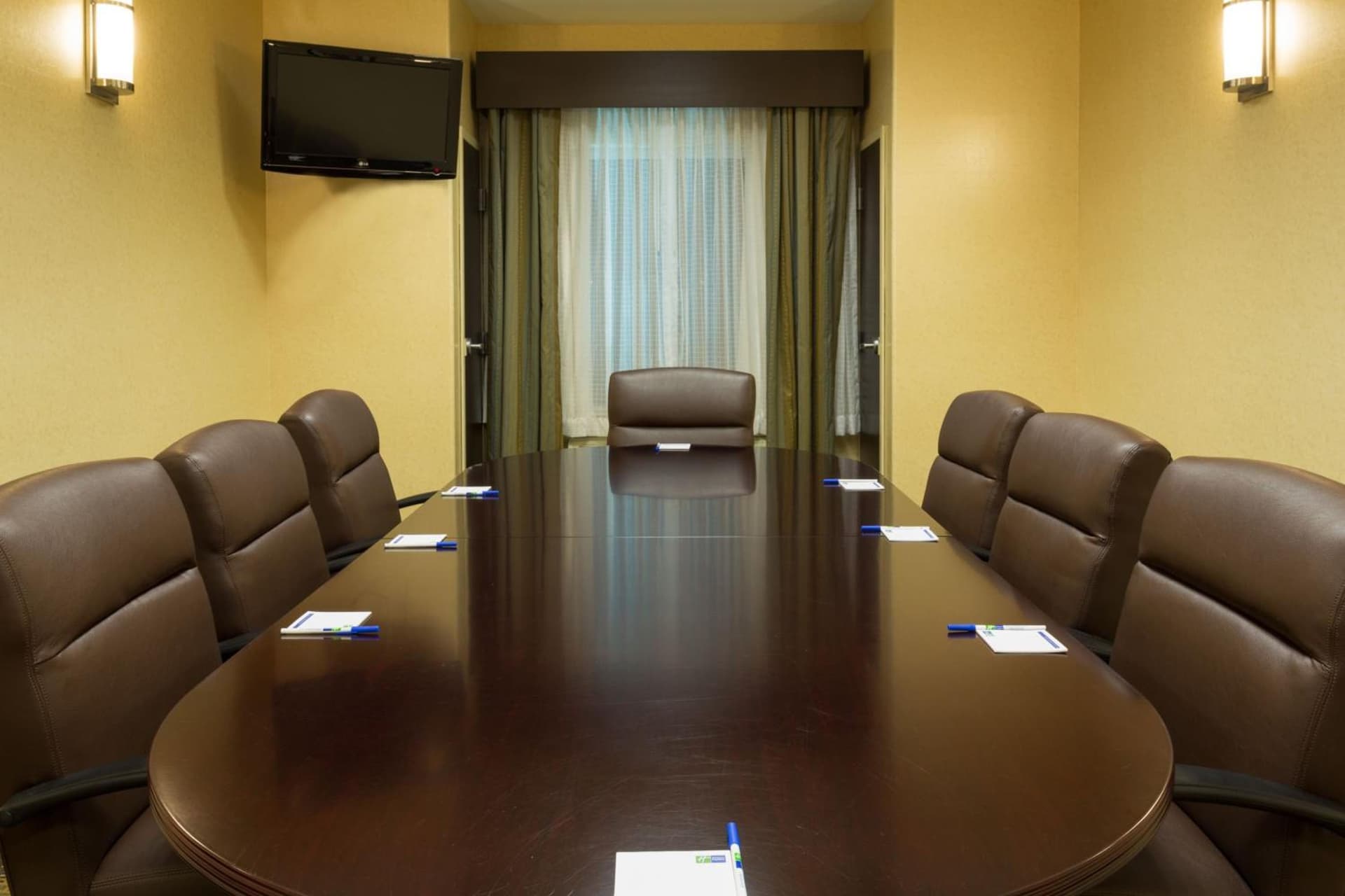 Holiday Inn Express & Suites Moultrie by IHG interior in Moultrie, GA — gallery photo 2