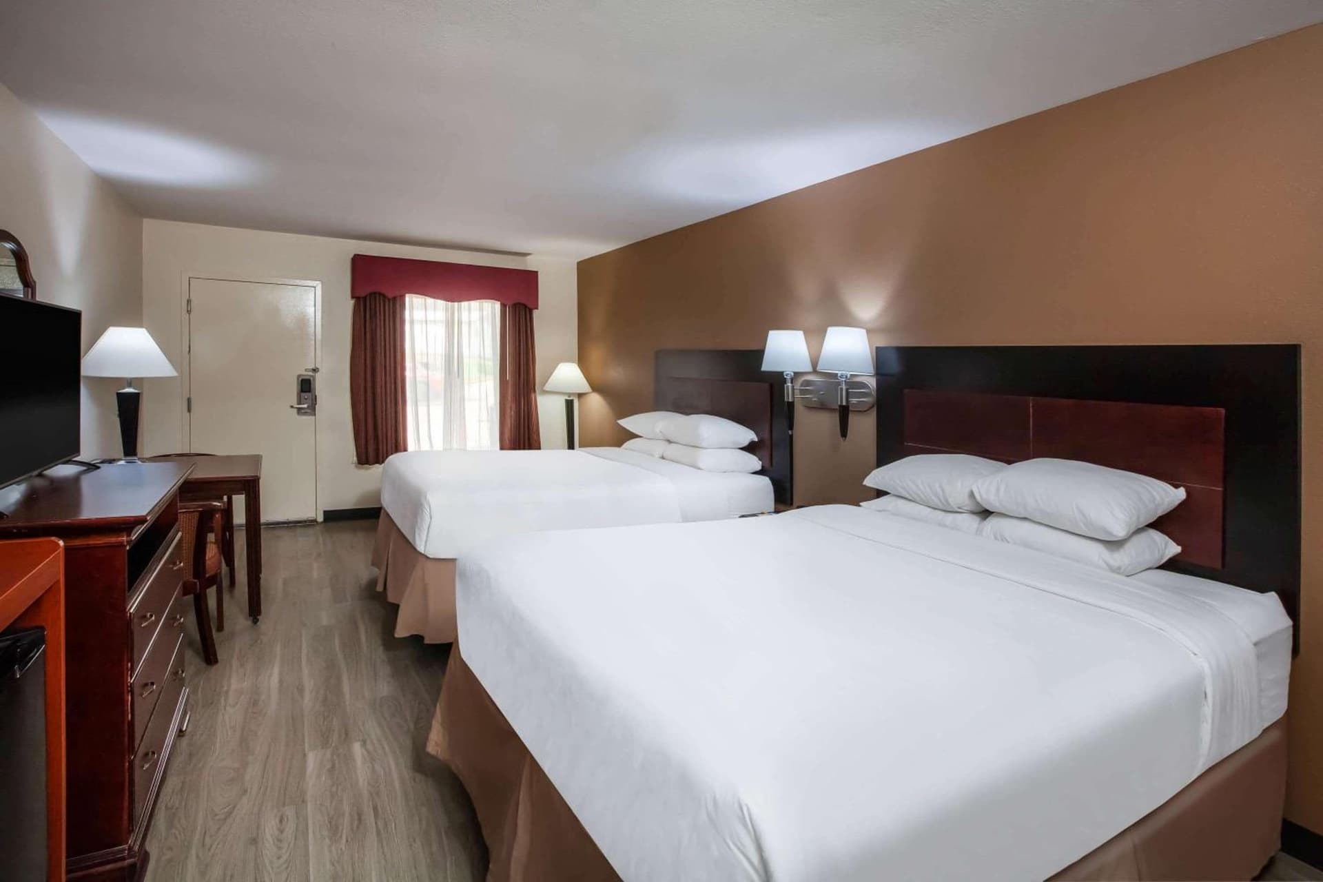 Days Inn & Suites by Wyndham Tyler gallery photo in Tyler, TX — image 37
