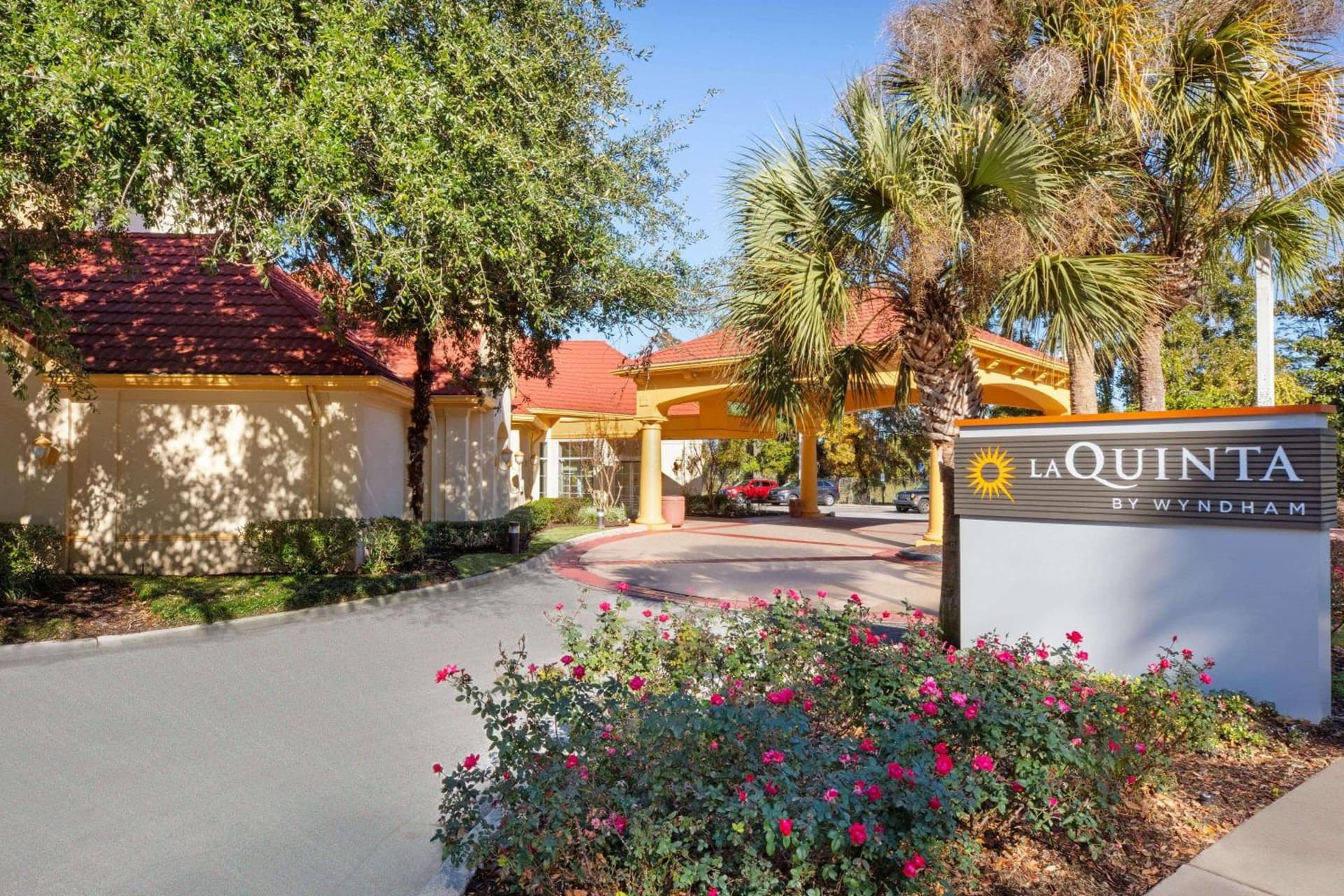 La Quinta Inn and Suites by Wyndham, Ocala interior in Ocala, FL — gallery photo 2