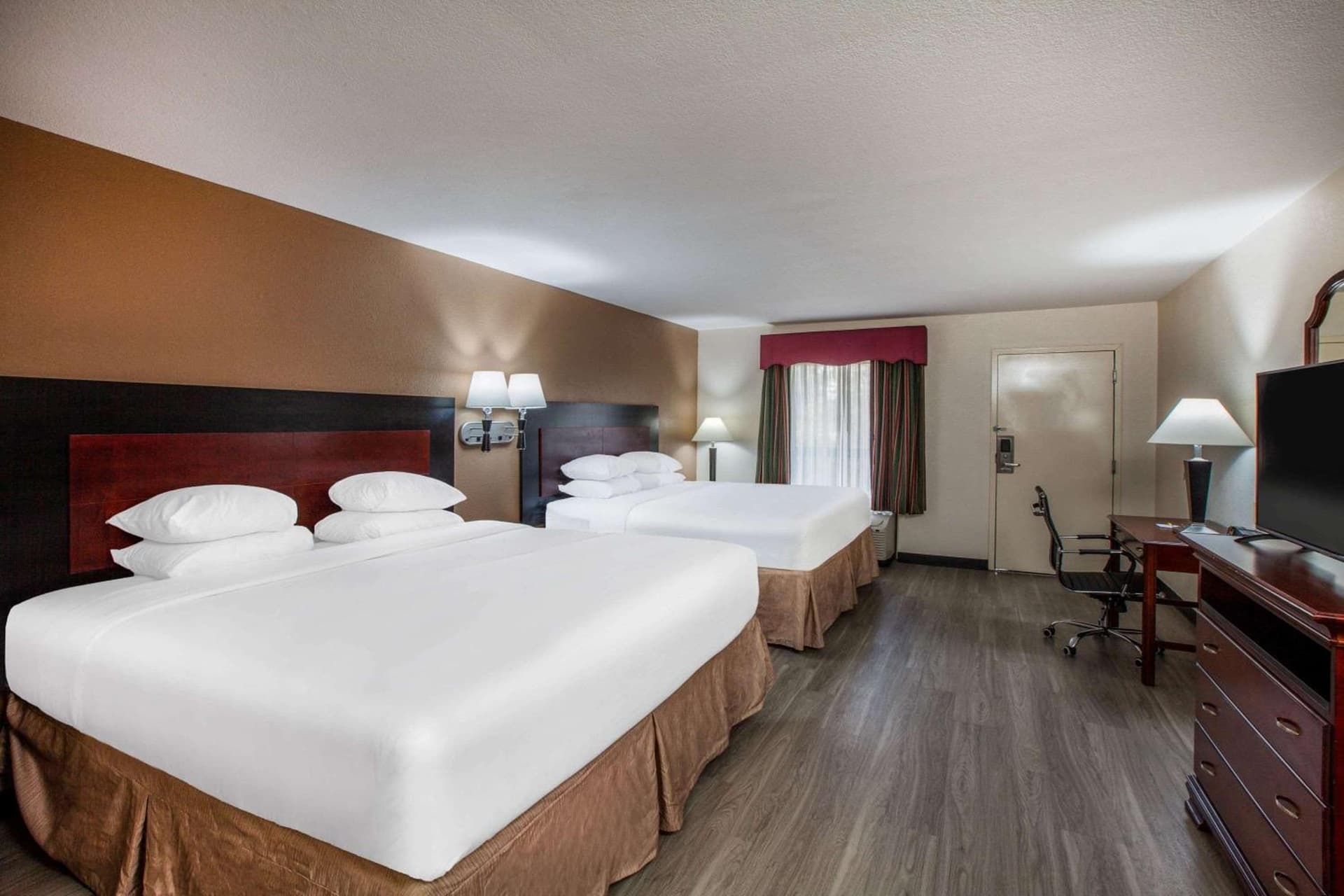 Days Inn & Suites by Wyndham Tyler property views in Tyler, TX — gallery photo 3