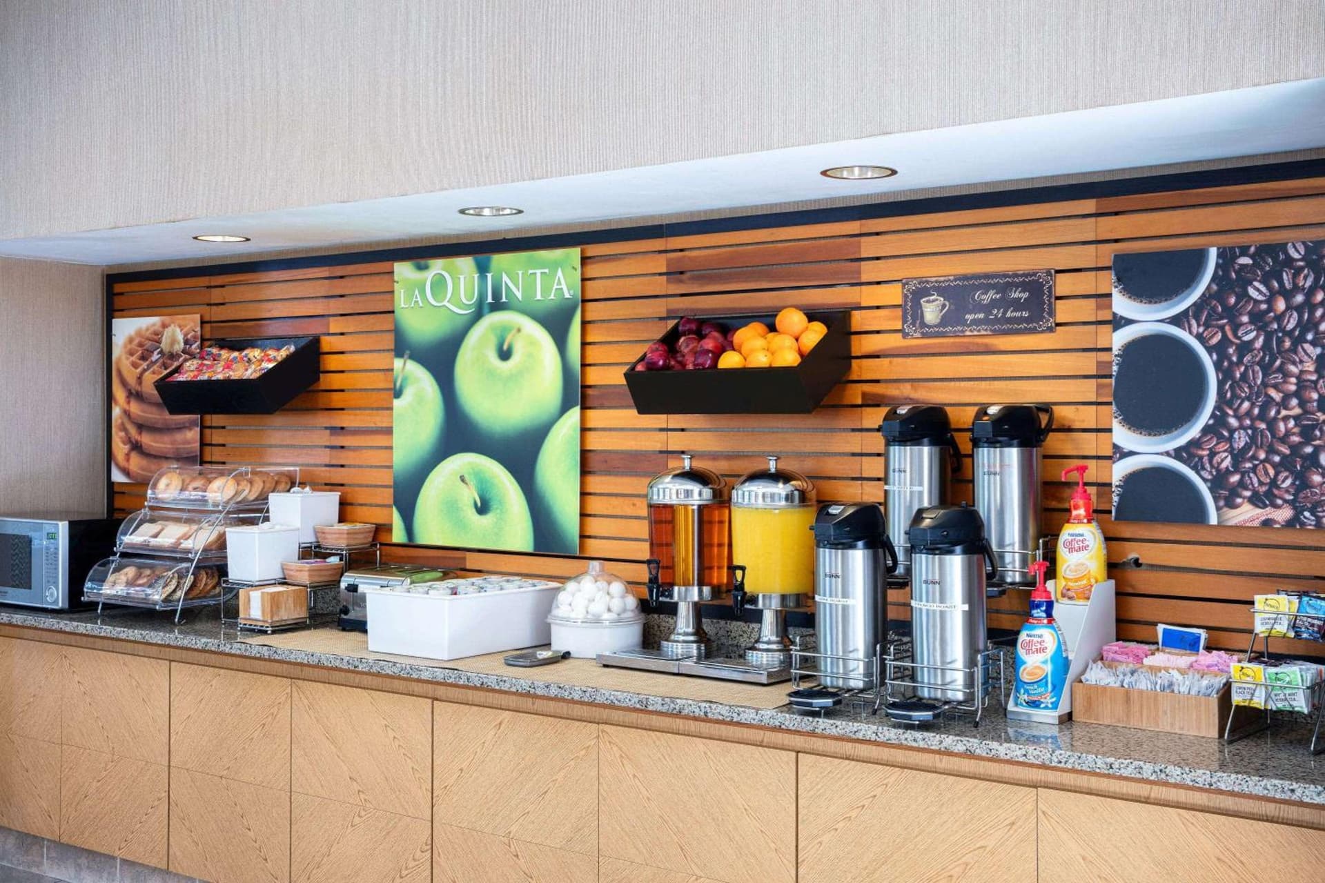 La Quinta Inn and Suites by Wyndham, Ocala gallery photo in Ocala, FL — image 12