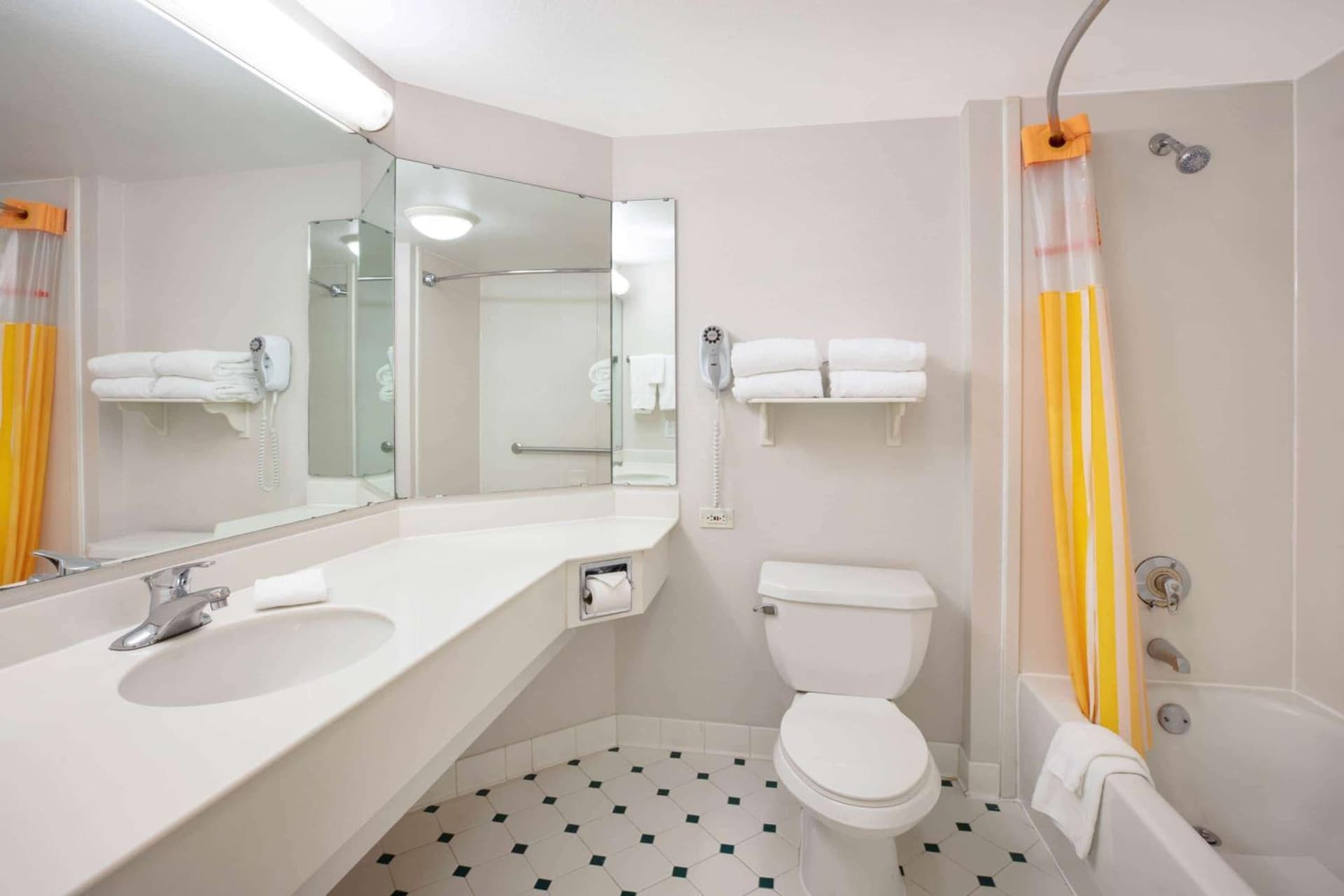 La Quinta Inn and Suites by Wyndham, Ocala gallery photo in Ocala, FL — image 24