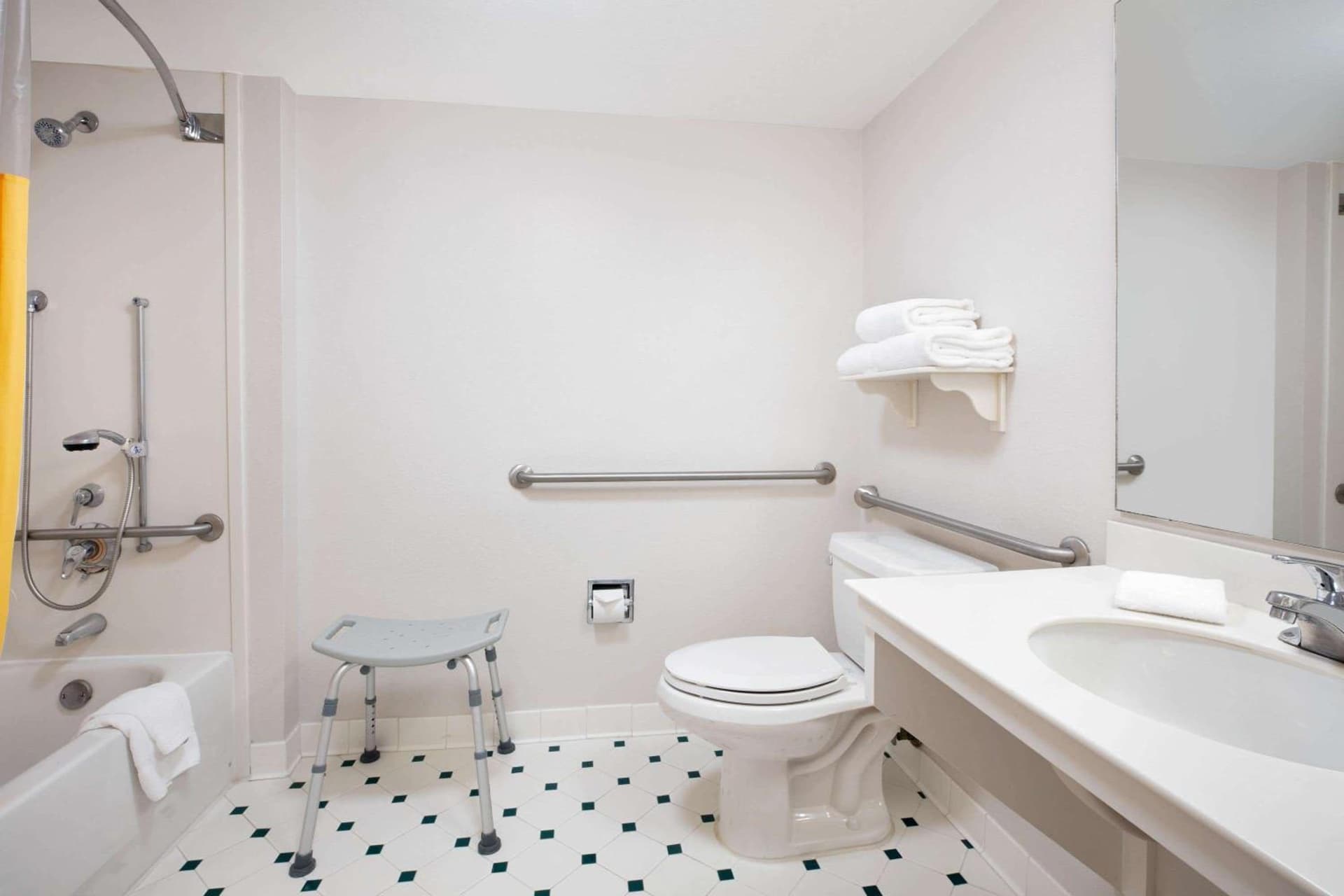La Quinta Inn and Suites by Wyndham, Ocala gallery photo in Ocala, FL — image 10