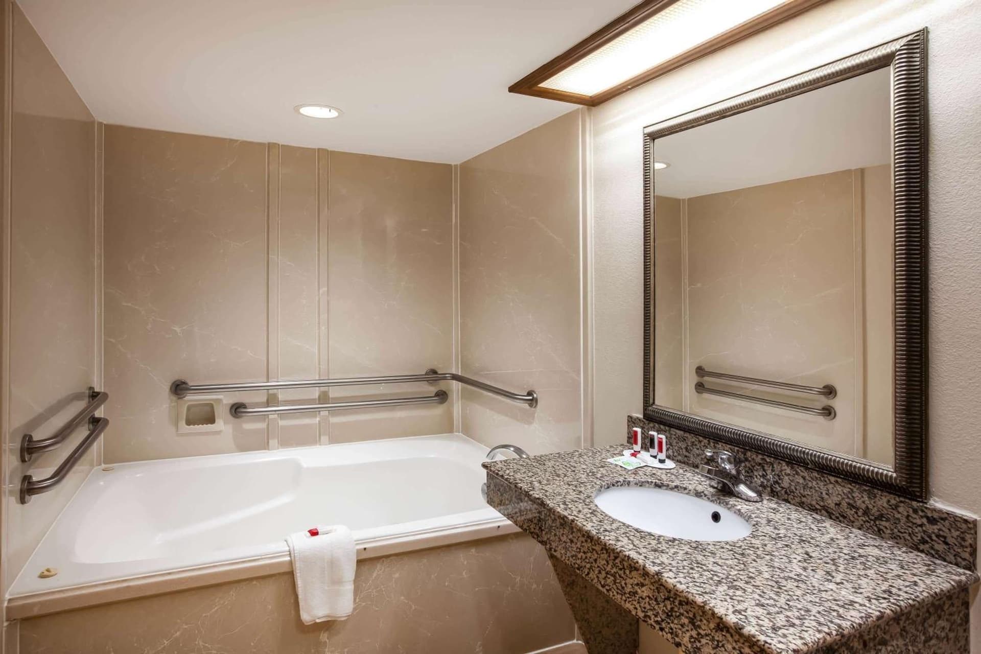 Days Inn & Suites by Wyndham Tyler gallery photo in Tyler, TX — image 41