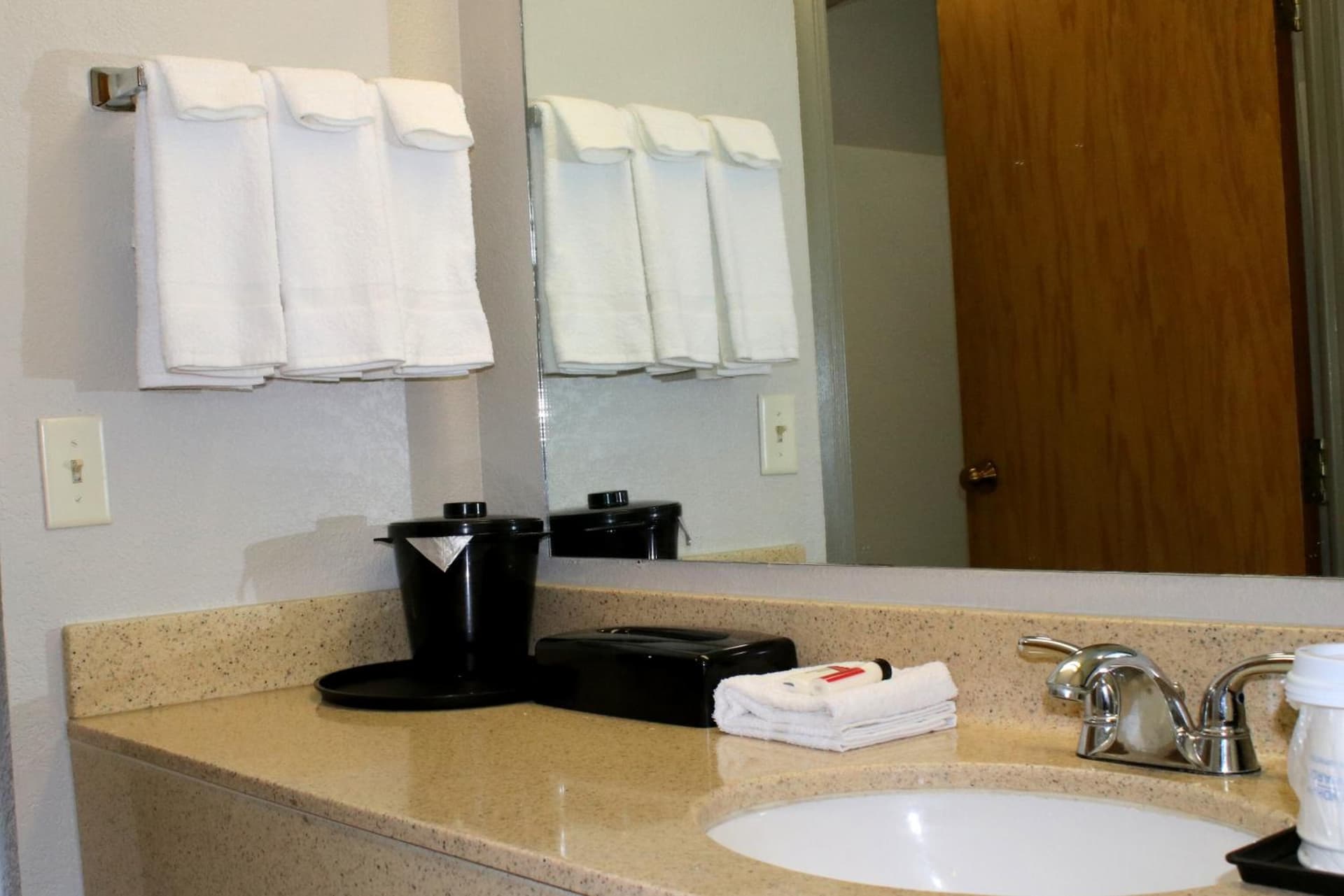 Days Inn & Suites by Wyndham Bloomington/Normal IL gallery photo in Bloomington, IL — image 29