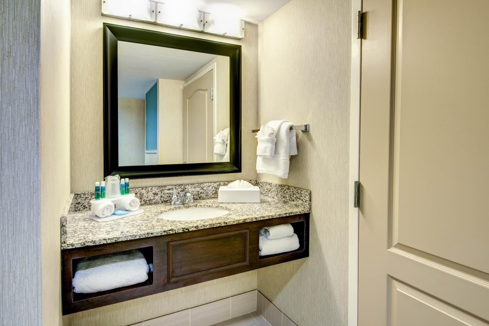 Holiday Inn Express - Neptune by IHG gallery photo in Neptune City, NJ — image 34