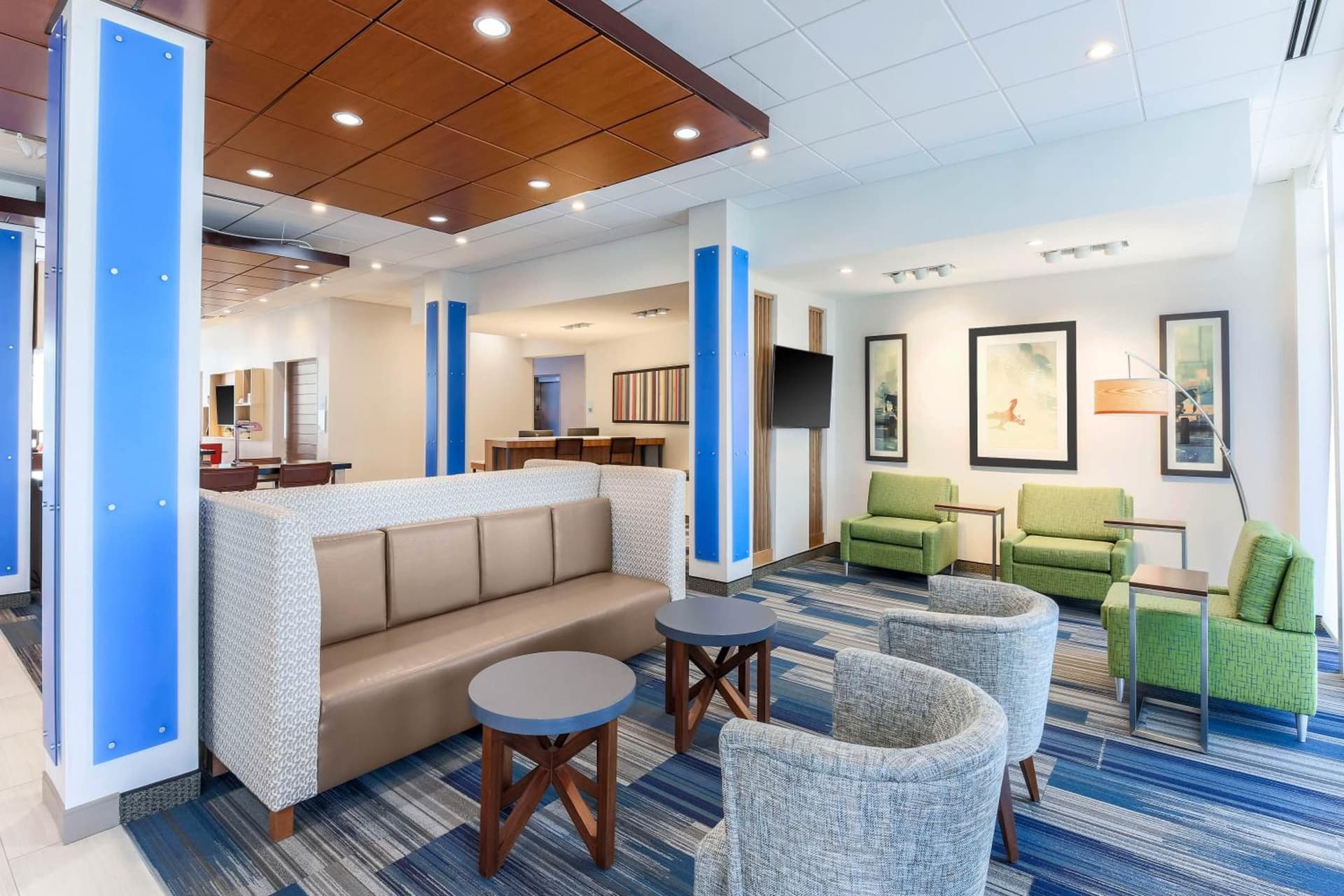 Holiday Inn Express & Suites Chicago O'Hare Airport by IHG property views in Des Plaines, IL — gallery photo 3