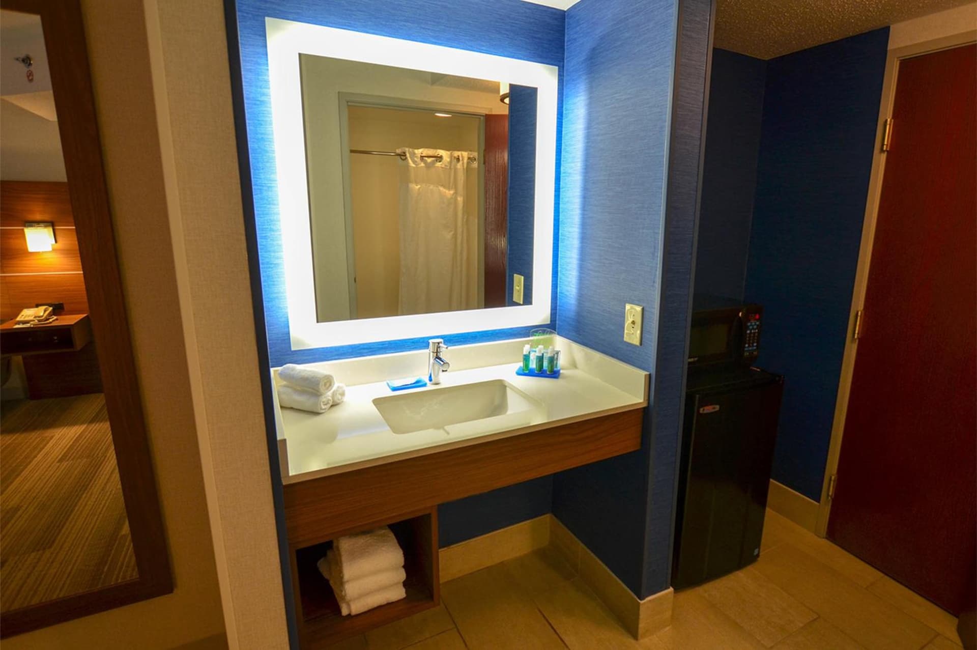 Holiday Inn Express Pittsburgh-Bridgeville by IHG interior in Bridgeville, PA — gallery photo 2