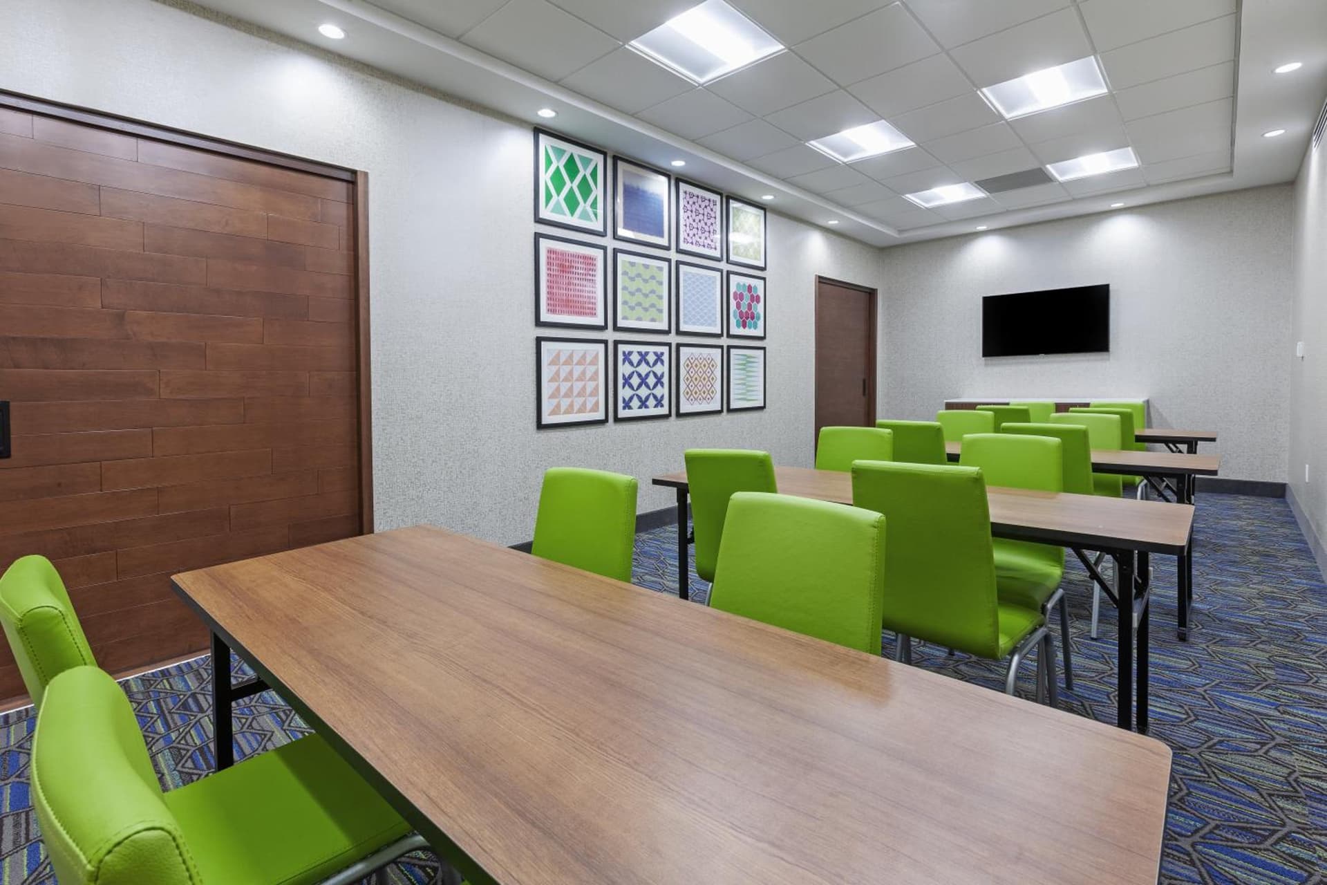 Holiday Inn Express & Suites - Tulsa Northeast - Owasso by IHG interior in Owasso, OK — gallery photo 2