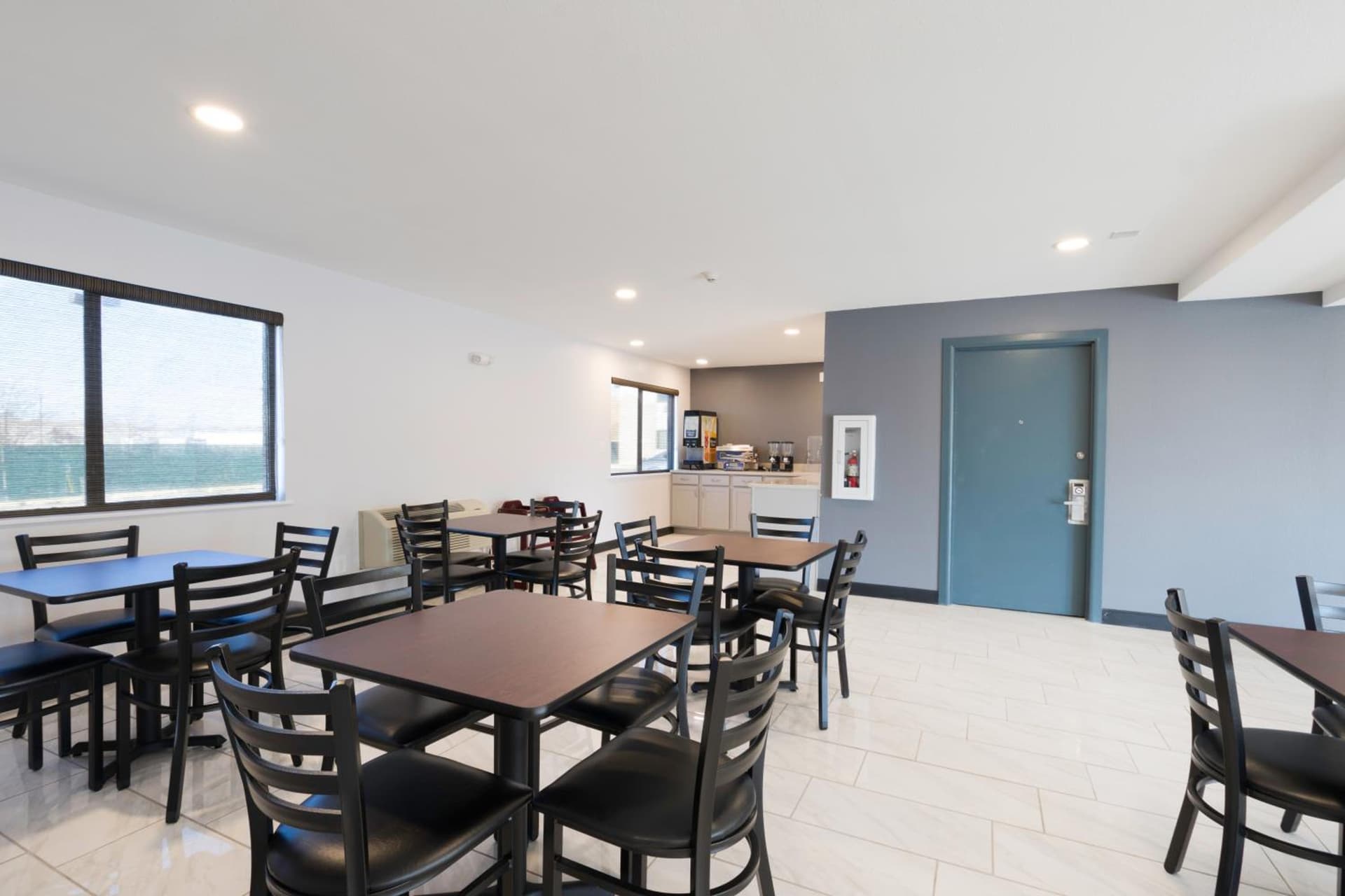 Americas Best Value Inn East Peoria gallery photo in Peoria, IL — image 15