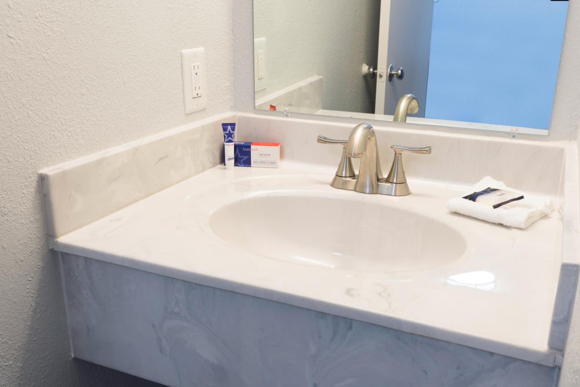 Americas Best Value Inn East Peoria gallery photo in Peoria, IL — image 7