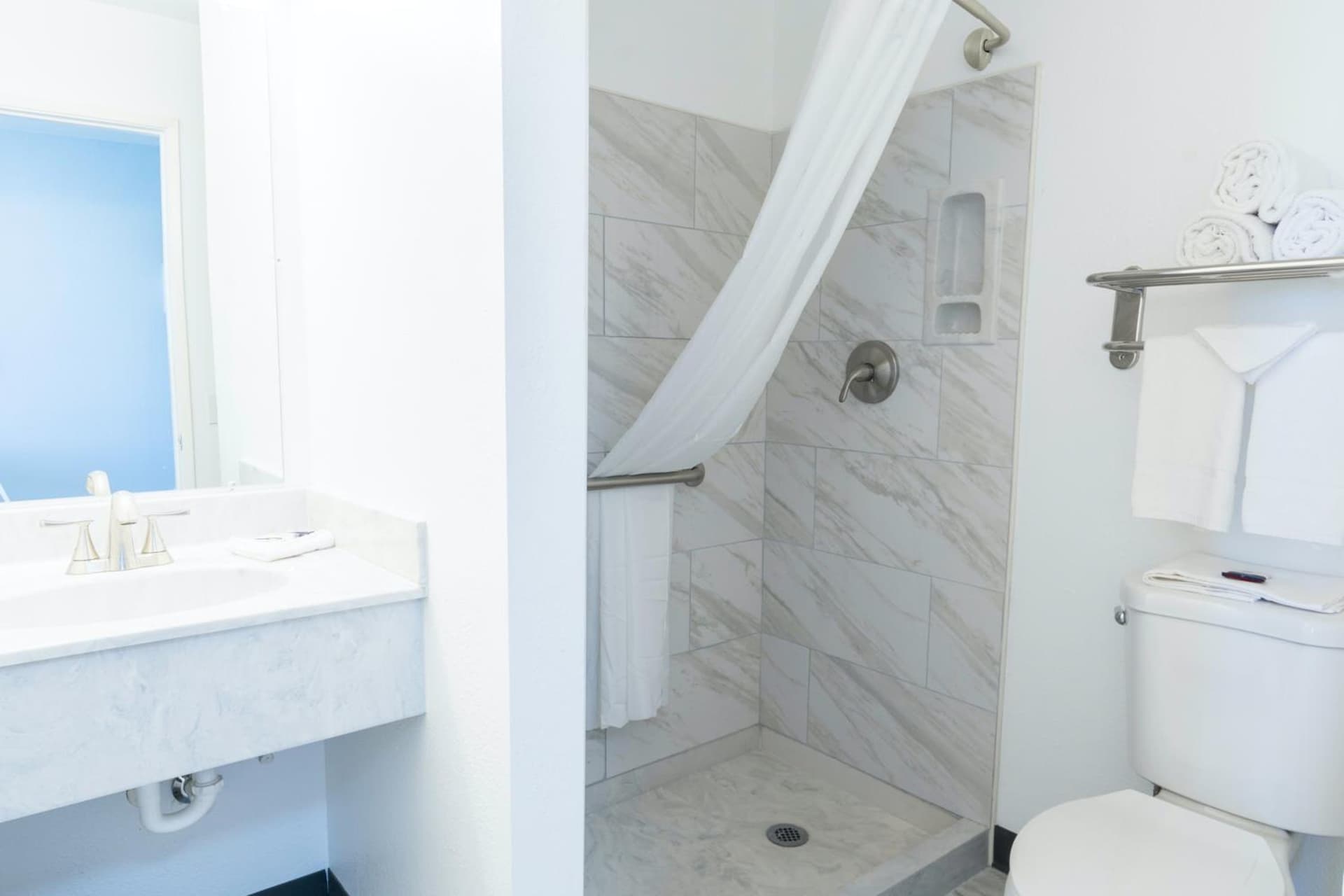 Americas Best Value Inn East Peoria gallery photo in Peoria, IL — image 10