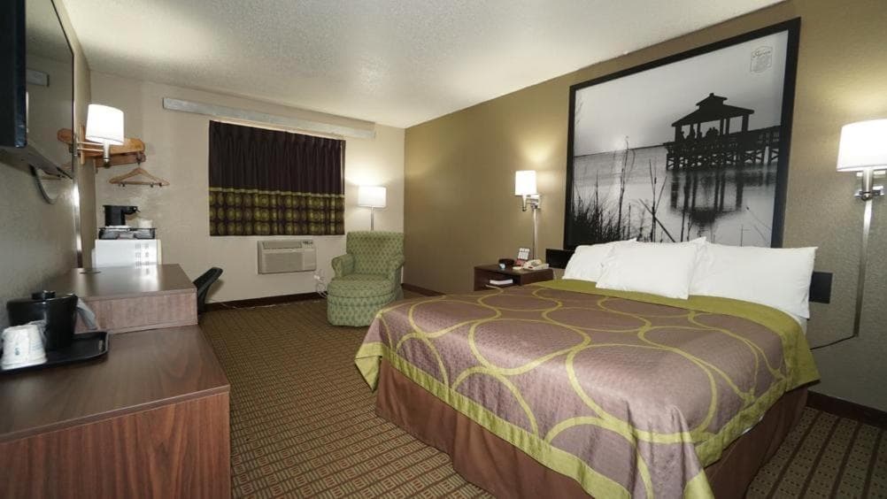 Super 8 by Wyndham Greenville gallery photo in Greenville, NC — image 4