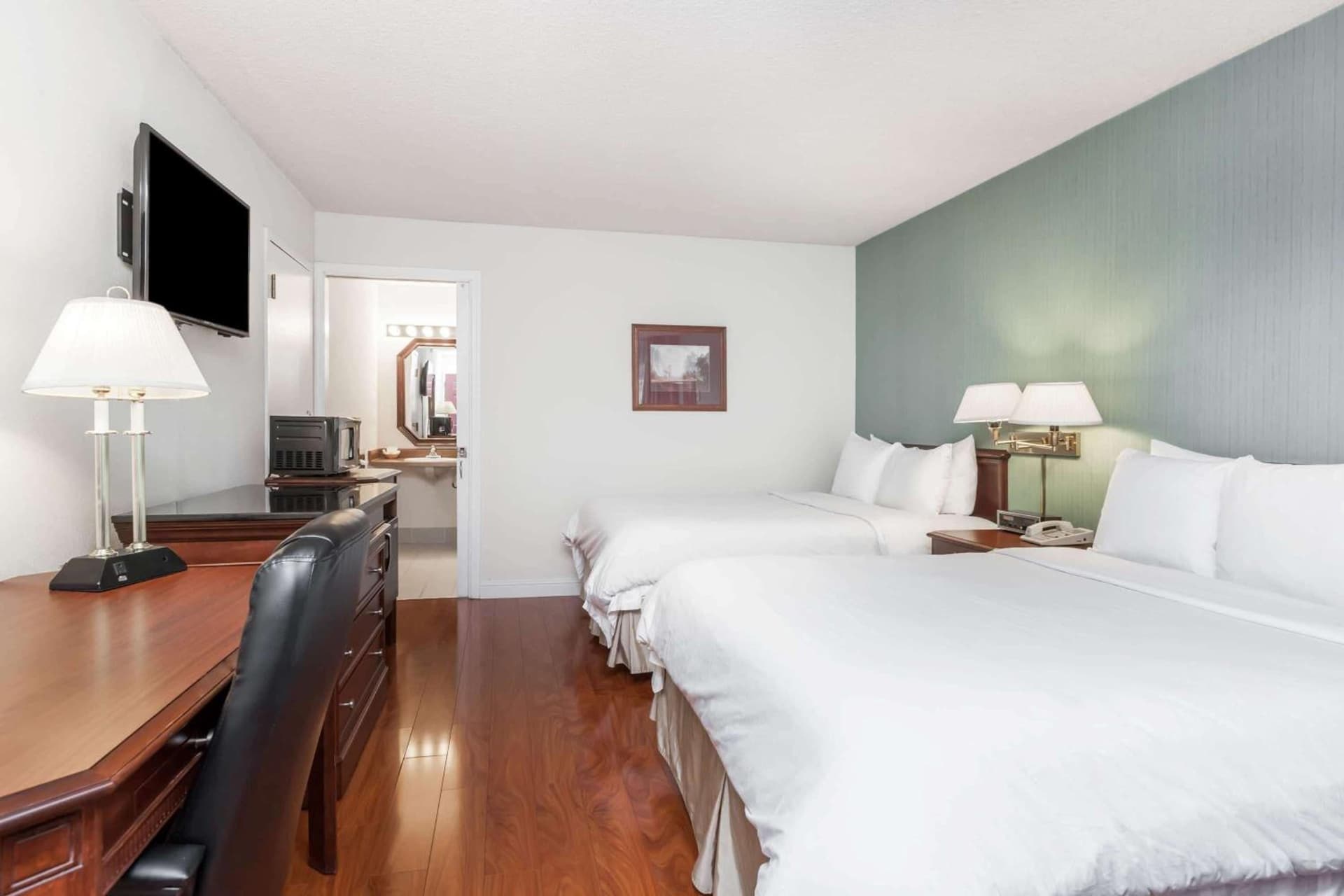 Days Inn & Suites by Wyndham Sunnyvale interior in Sunnyvale, CA — gallery photo 2