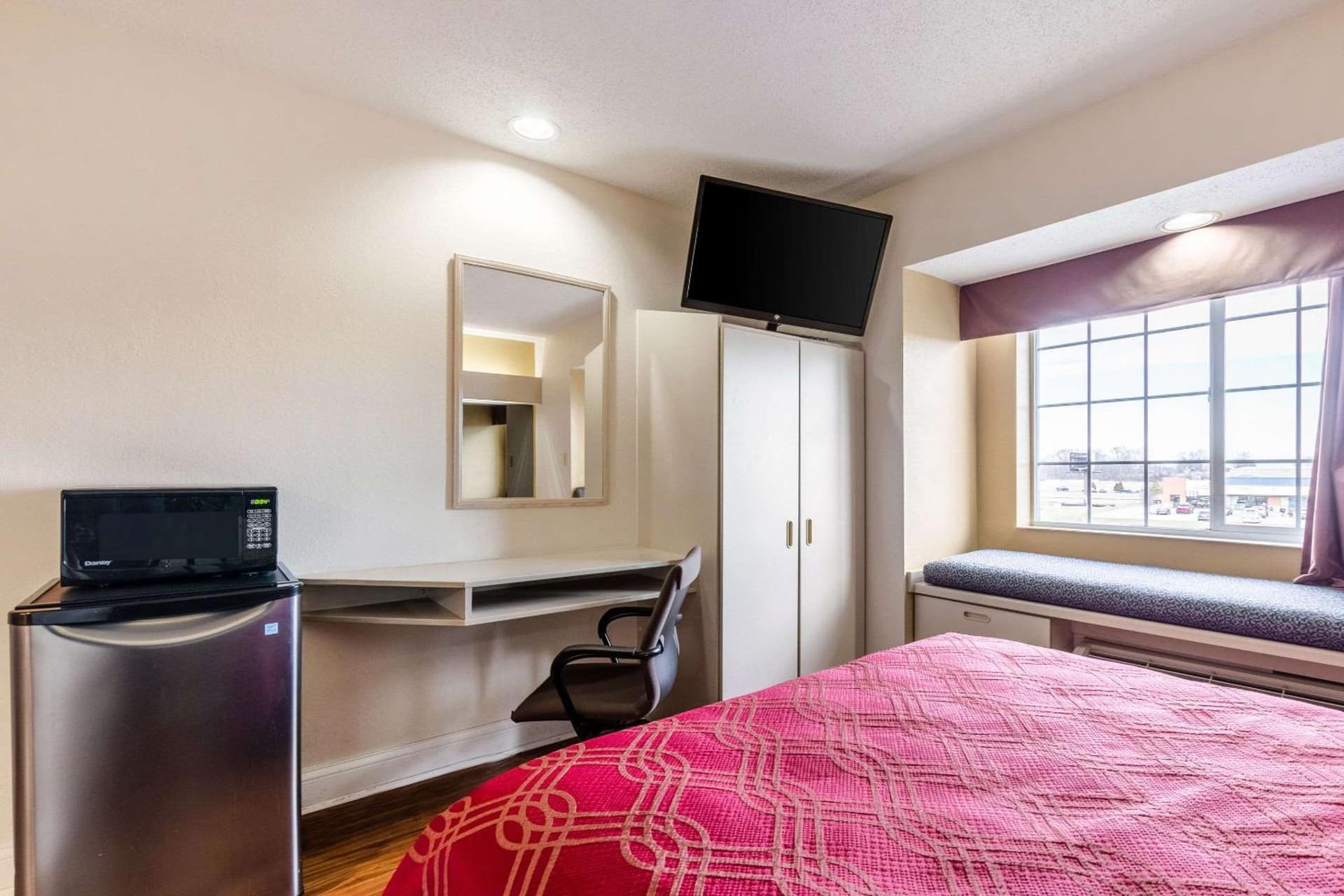 Econo Lodge Inn & Suites Evansville East gallery photo in Stevenson, IN — image 4