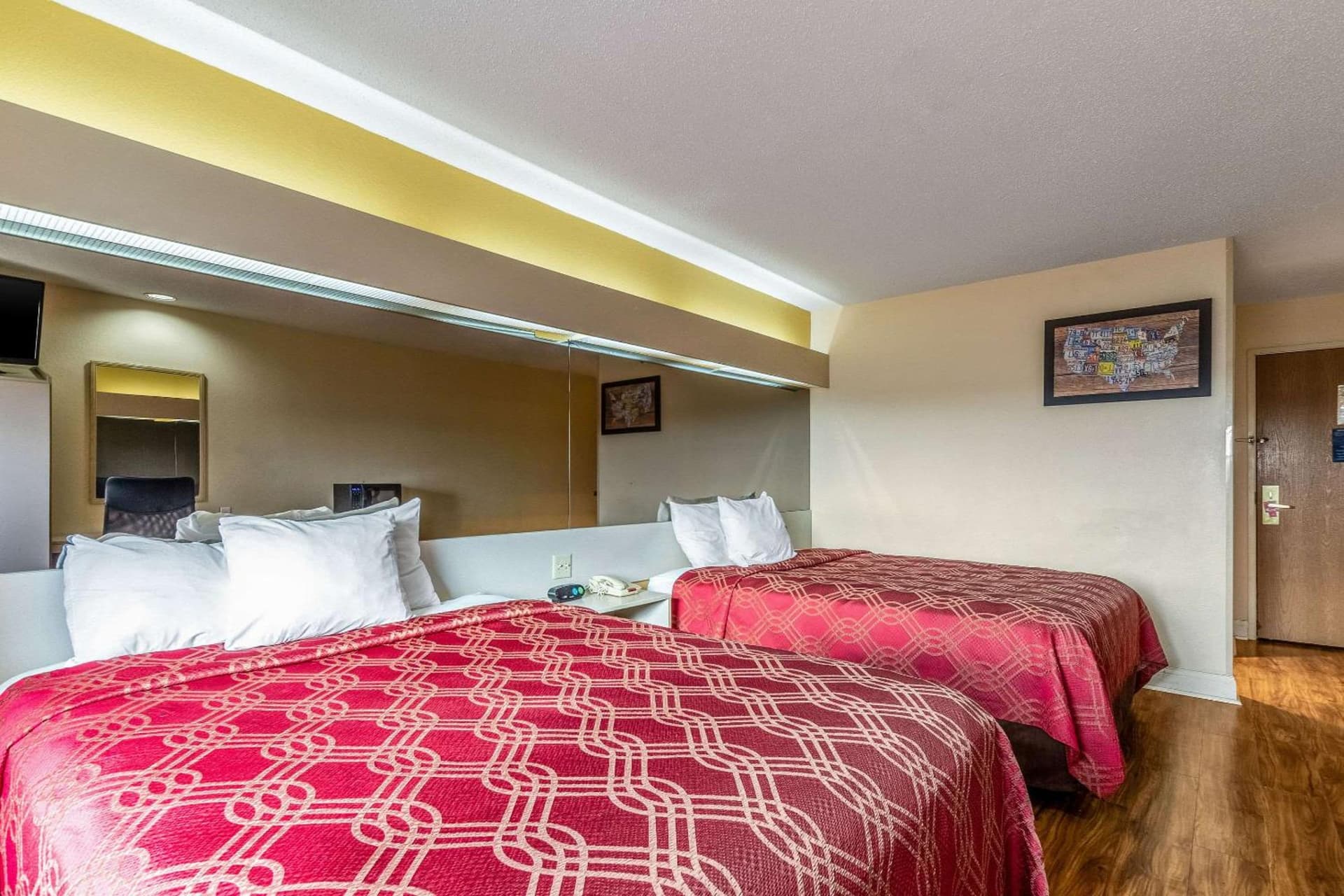 Econo Lodge Inn & Suites Evansville East gallery photo in Stevenson, IN — image 12