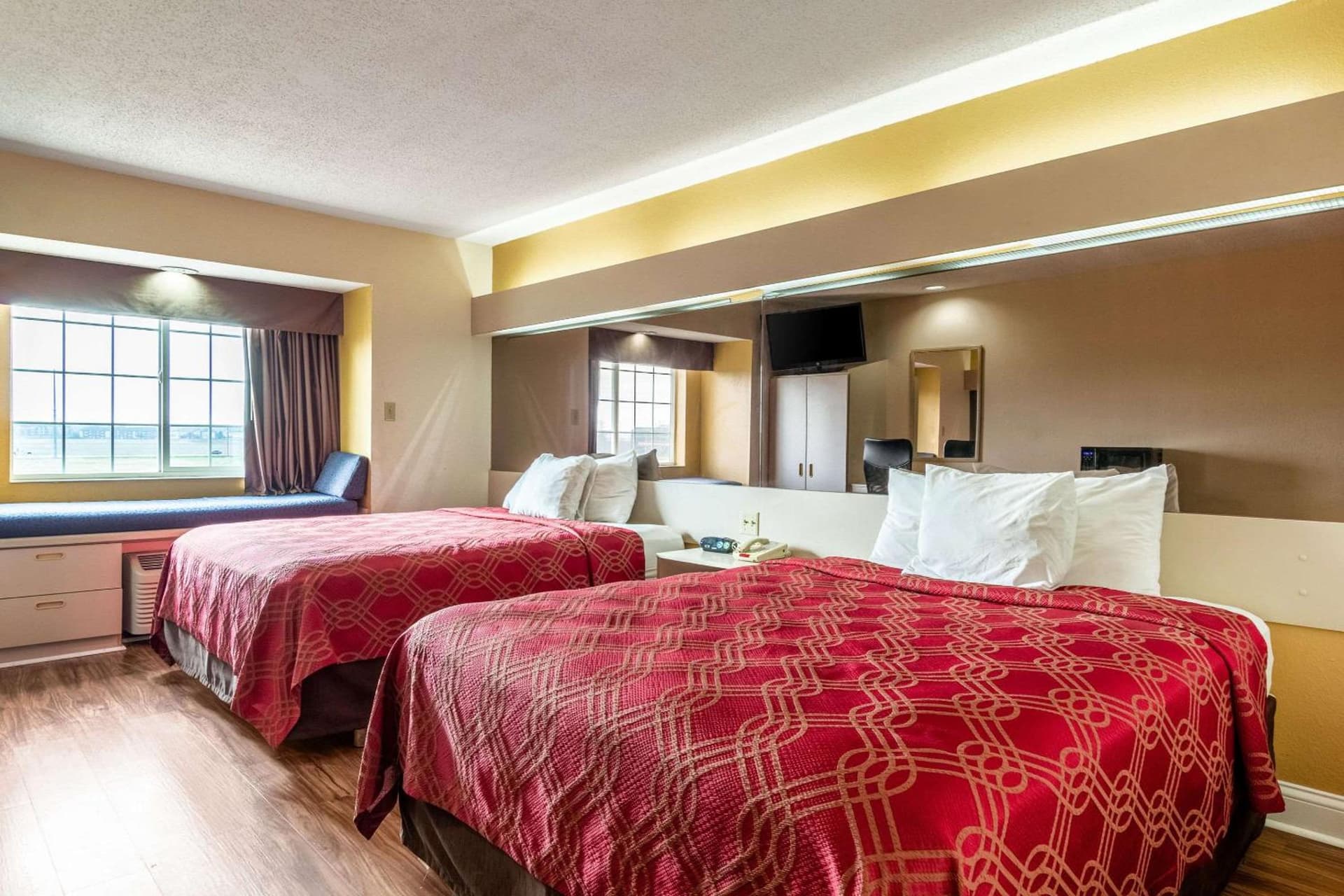 Econo Lodge Inn & Suites Evansville East gallery photo in Stevenson, IN — image 20