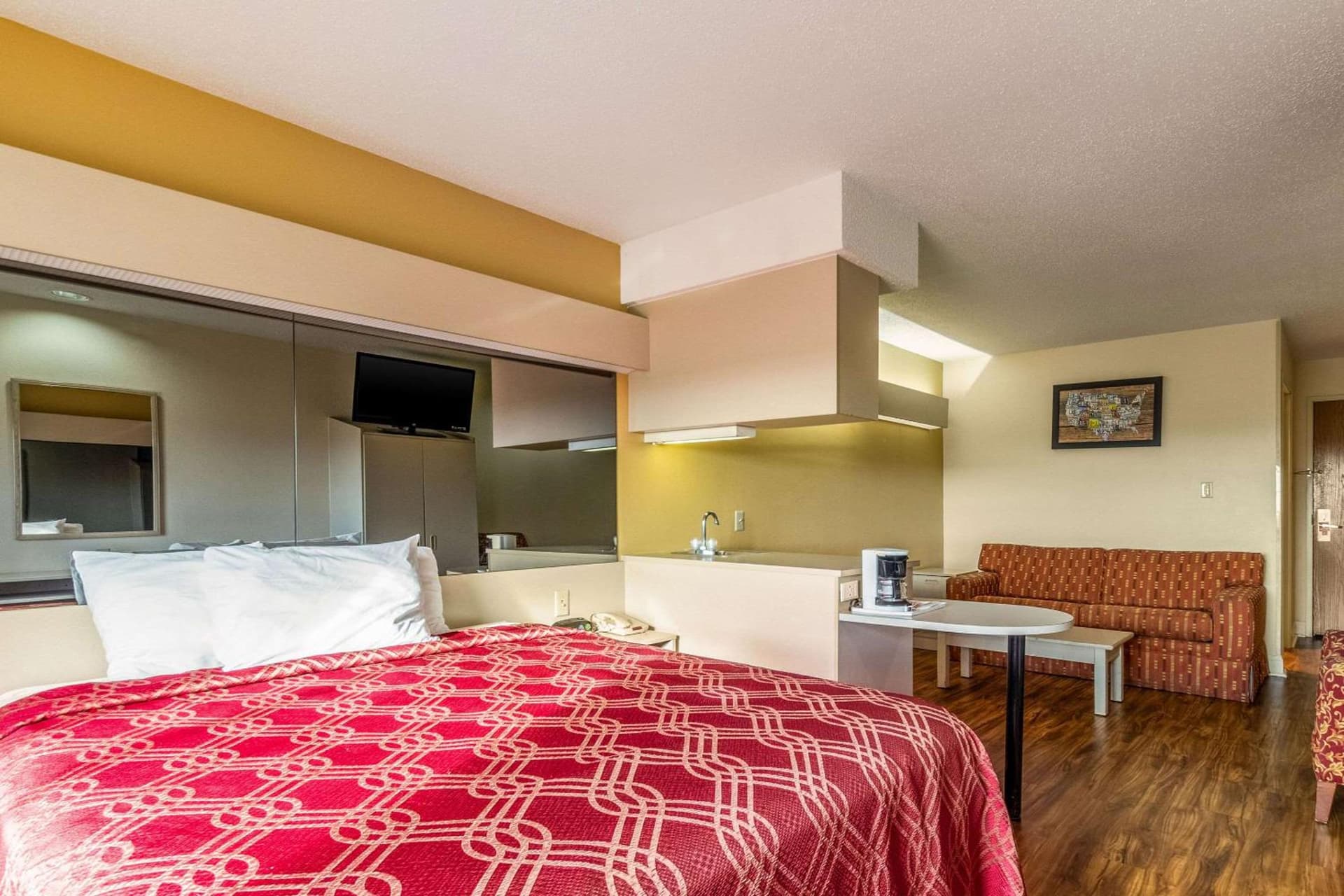 Econo Lodge Inn & Suites Evansville East interior in Stevenson, IN — gallery photo 2
