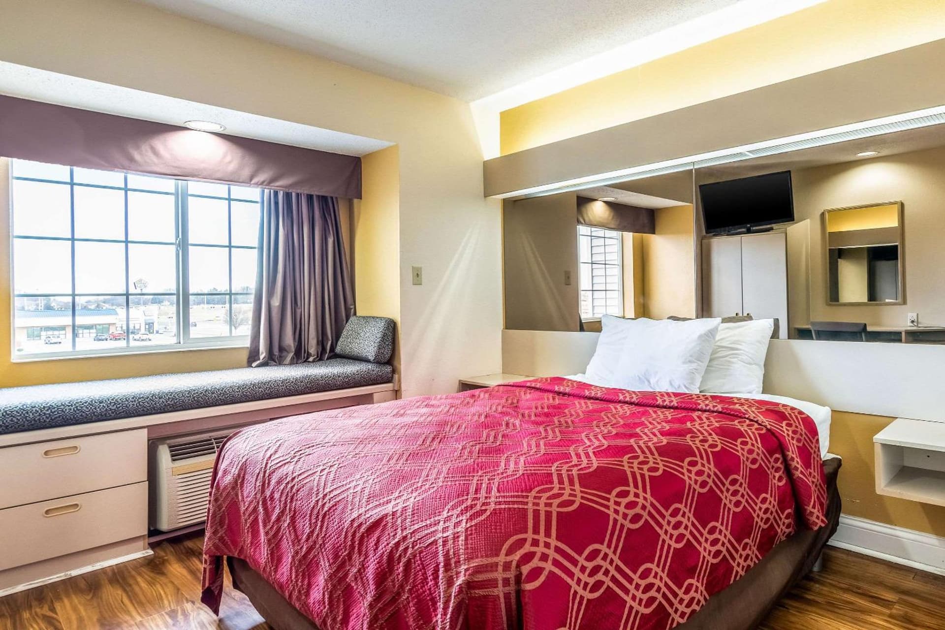 Econo Lodge Inn & Suites Evansville East gallery photo in Stevenson, IN — image 8