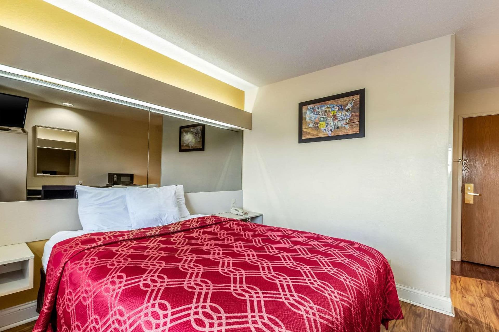 Econo Lodge Inn & Suites Evansville East gallery photo in Stevenson, IN — image 9