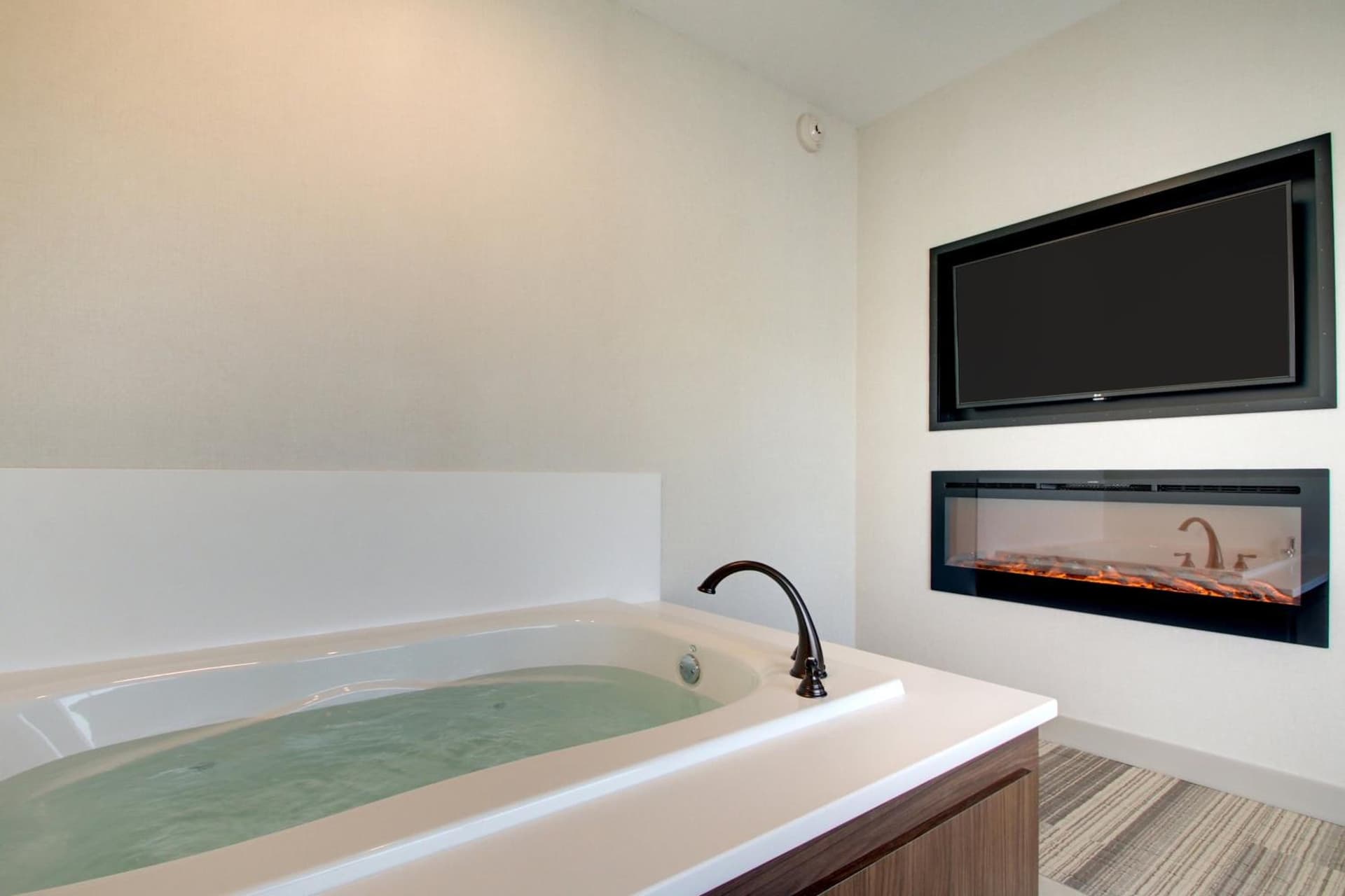 Holiday Inn Express & Suites Aurora - Naperville by IHG interior in Aurora, IL — gallery photo 2