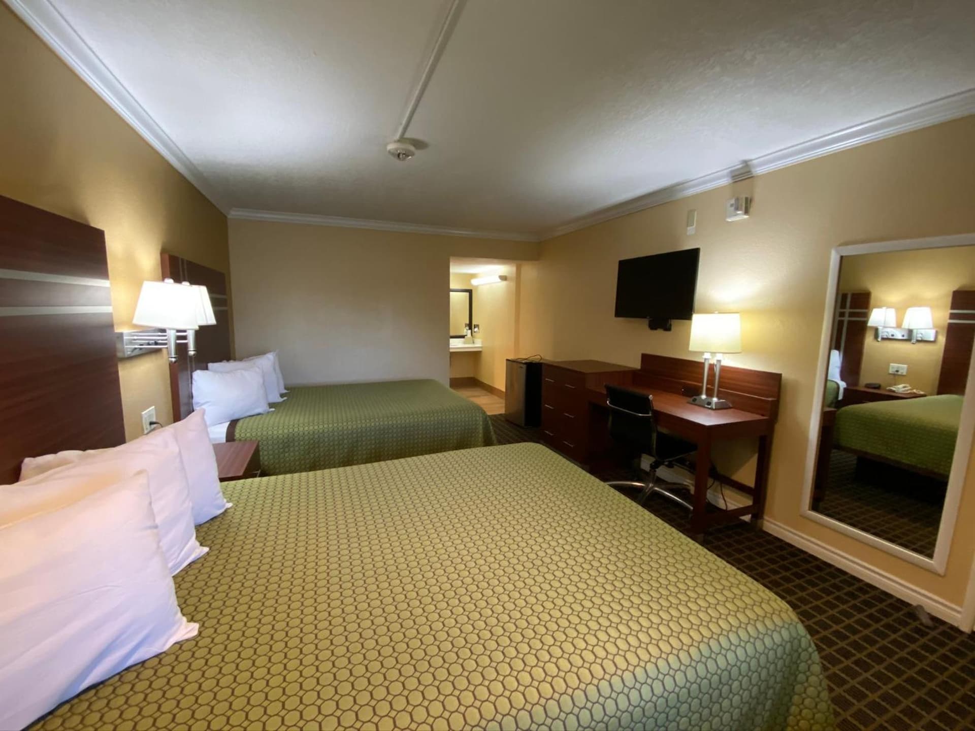 Americas Best Value Inn - Azusa/Pasadena interior in Azusa, CA — gallery photo 2