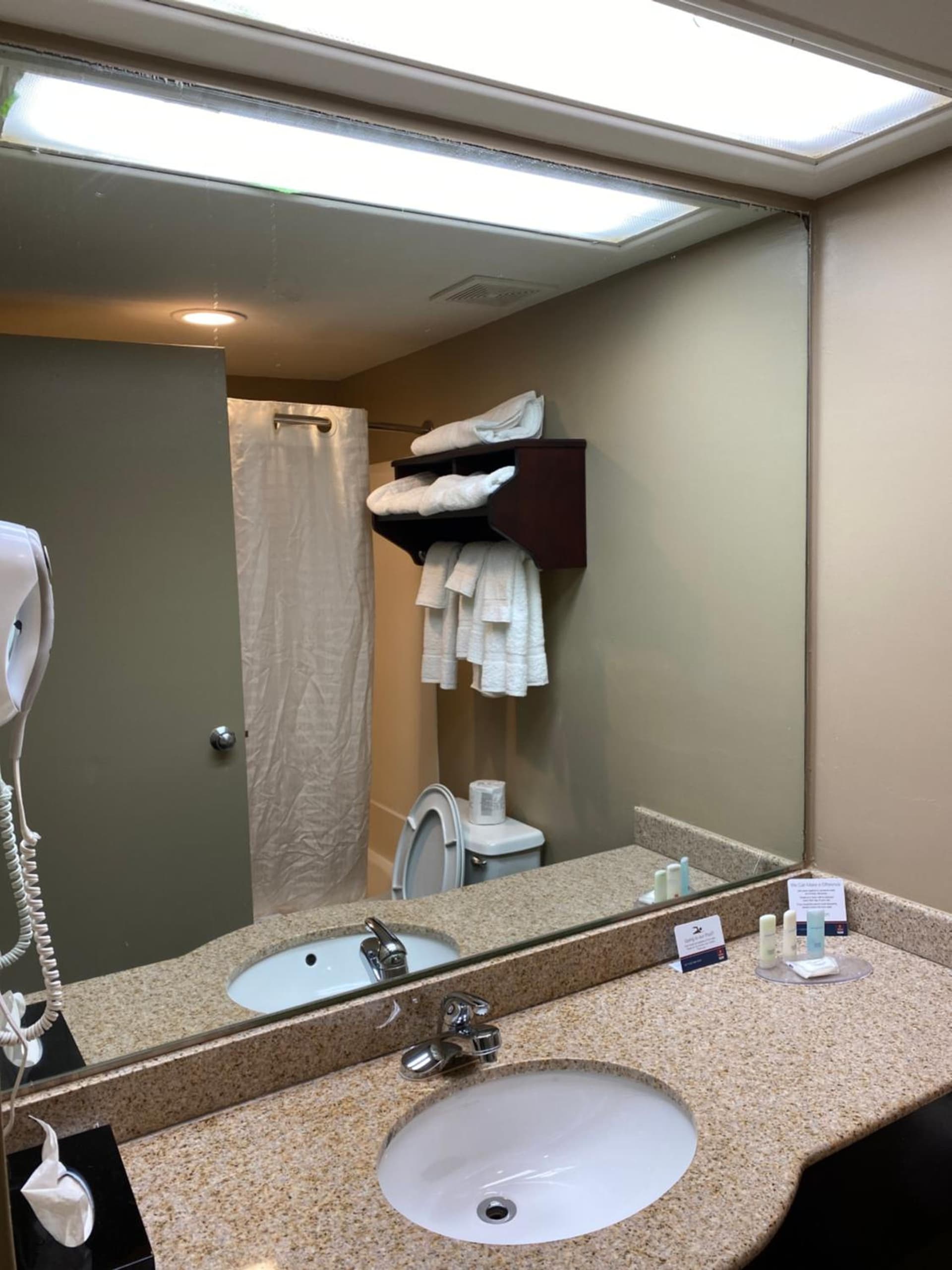 Days Inn & Suites by Wyndham Norton Shores/Muskegon gallery photo in Muskegon, MI — image 52