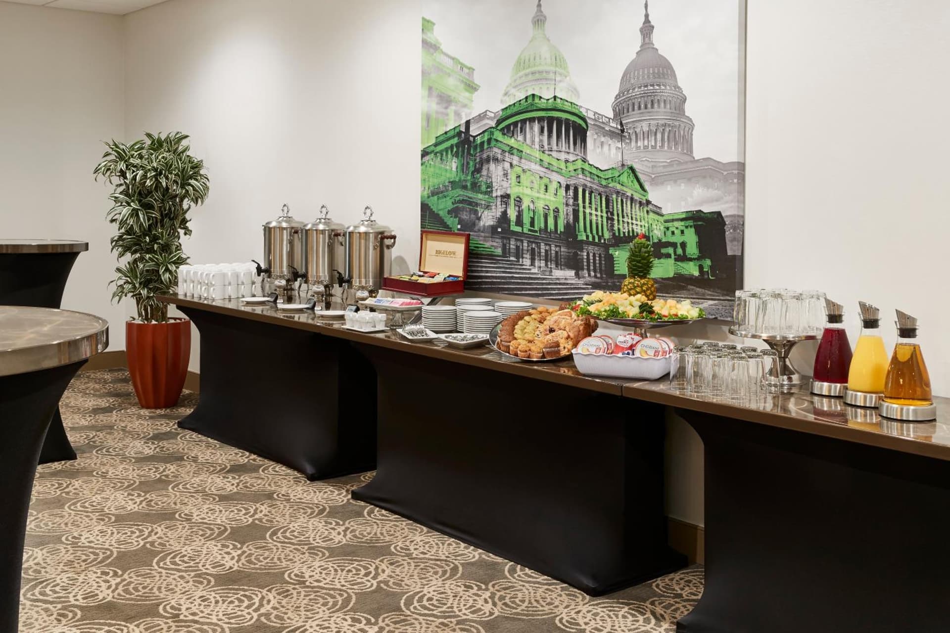 Holiday Inn Alexandria at Carlyle by IHG property views in Alexandria, VA — gallery photo 3