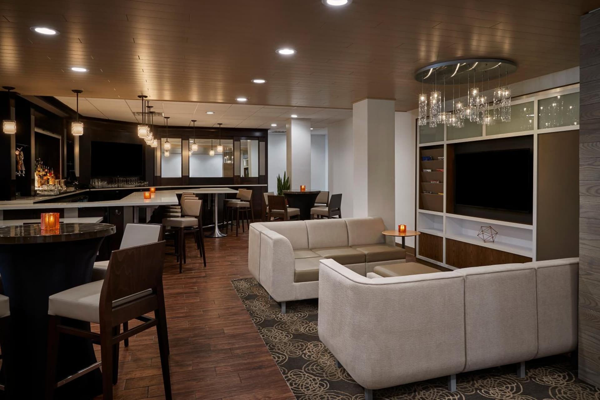 Holiday Inn Alexandria at Carlyle by IHG interior in Alexandria, VA — gallery photo 2