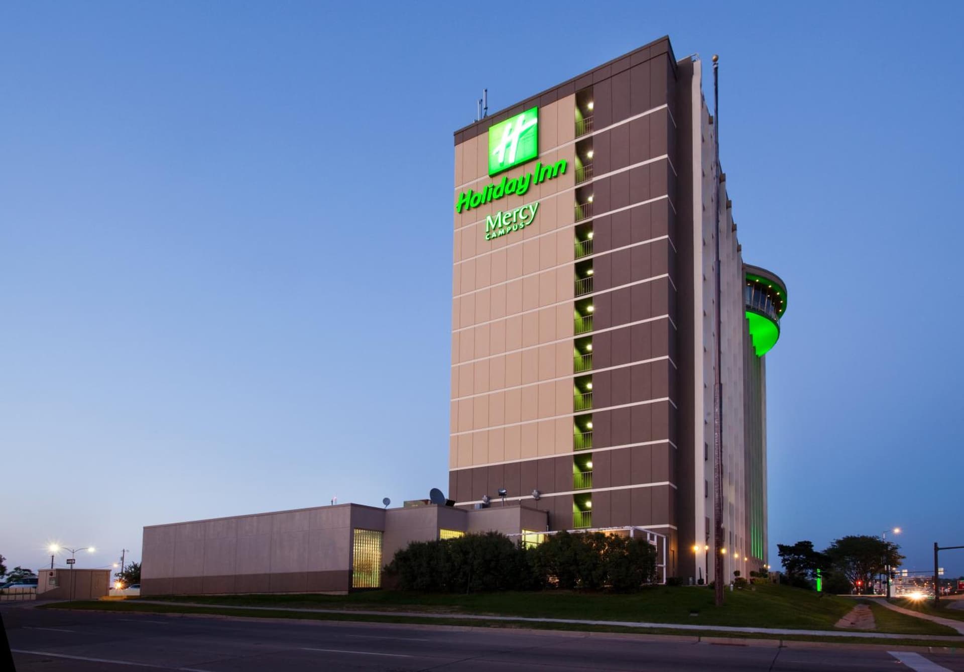 Holiday Inn Des Moines-Downtown-Mercy Campus by IHG exterior or lobby in Des Moines, IA — main listing photo
