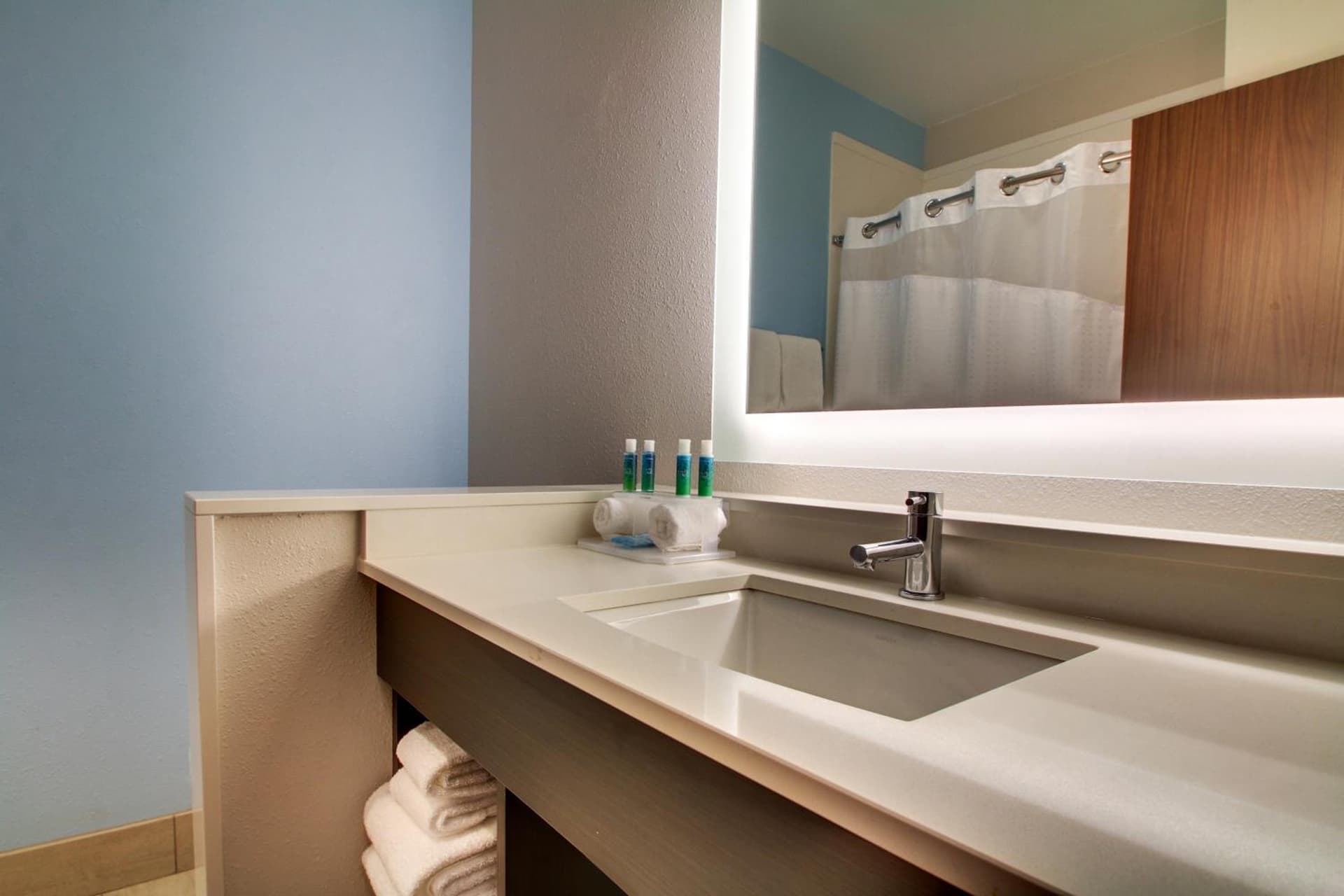 Holiday Inn Express & Suites Charleston NE Mt Pleasant US17 by IHG interior in Charleston, SC — gallery photo 2