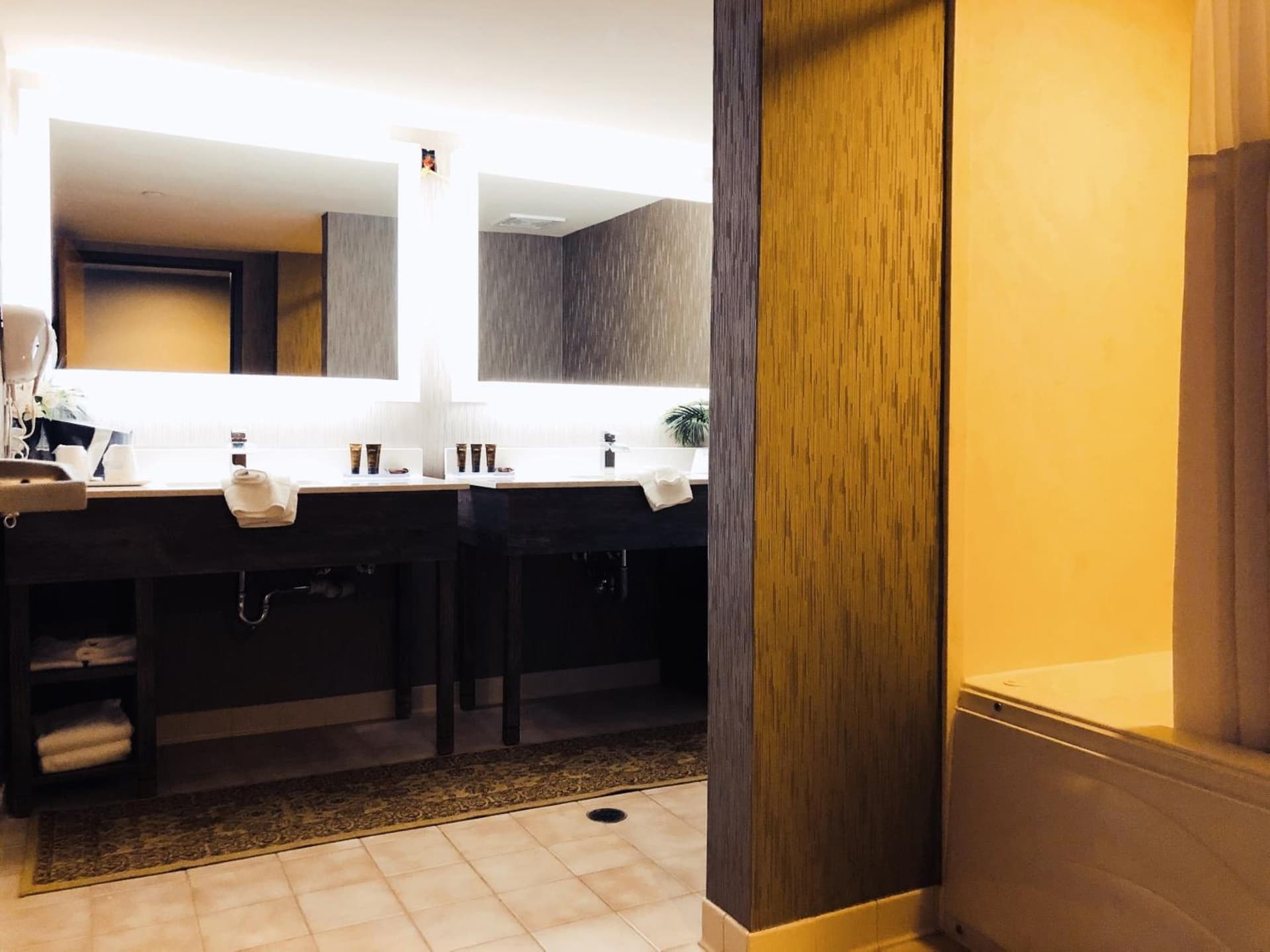 Comfort Inn & Suites Greenville Near East Carolina University gallery photo in Greenville, NC — image 59