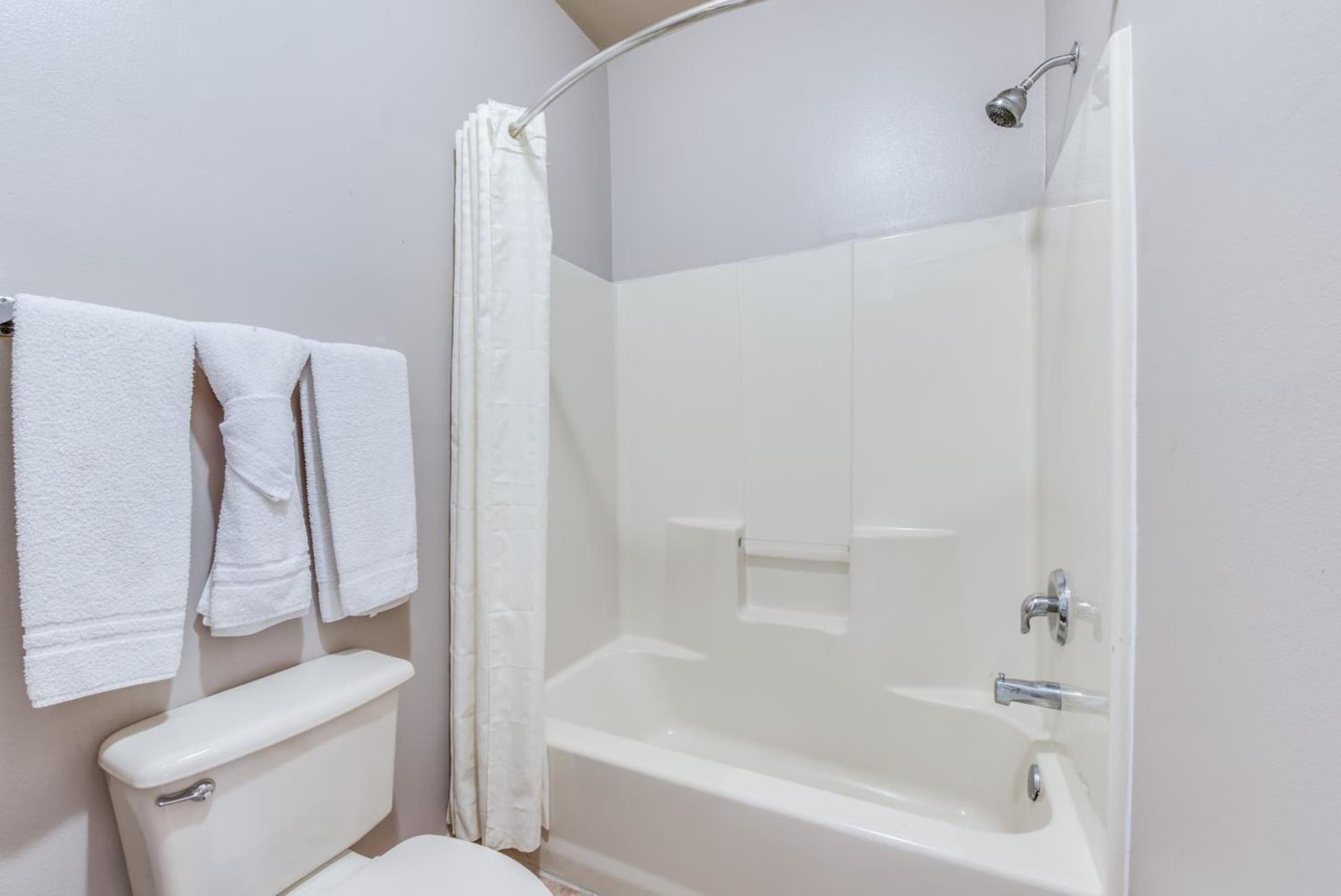 Lone Star Inn - San Benito Harlingen interior in San Benito, TX — gallery photo 2
