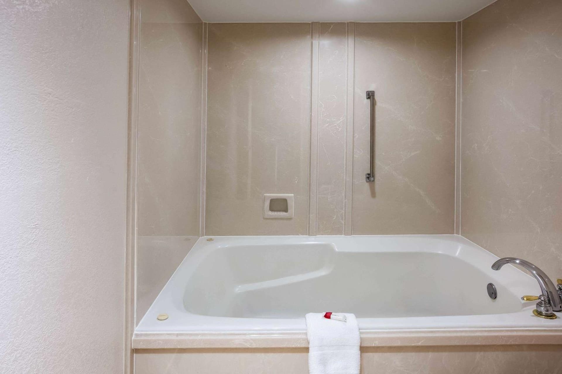 Days Inn & Suites by Wyndham Tyler gallery photo in Tyler, TX — image 14