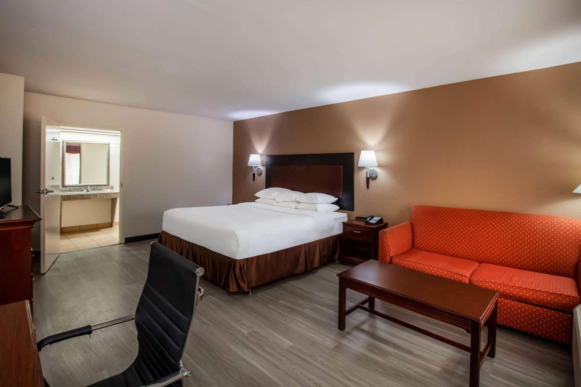 Days Inn & Suites by Wyndham Tyler gallery photo in Tyler, TX — image 43