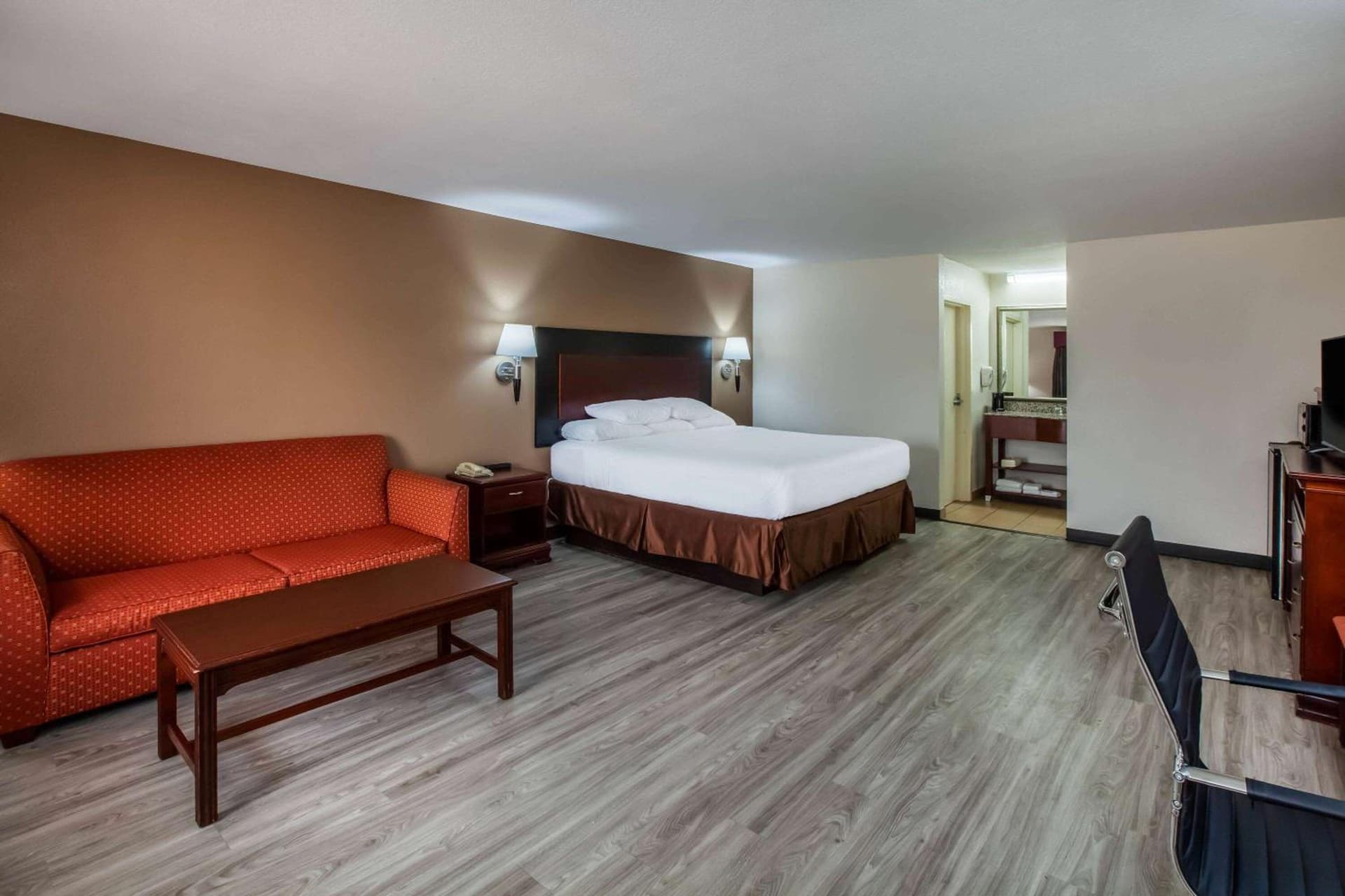 Days Inn & Suites by Wyndham Tyler gallery photo in Tyler, TX — image 7