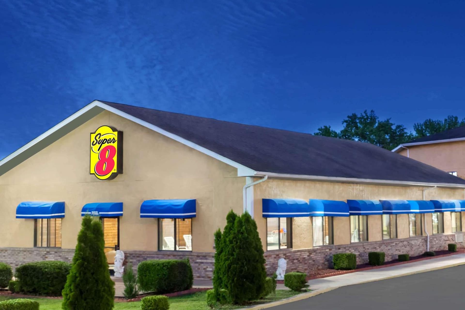 Super 8 by Wyndham Paris property views in Paris, TN — gallery photo 3