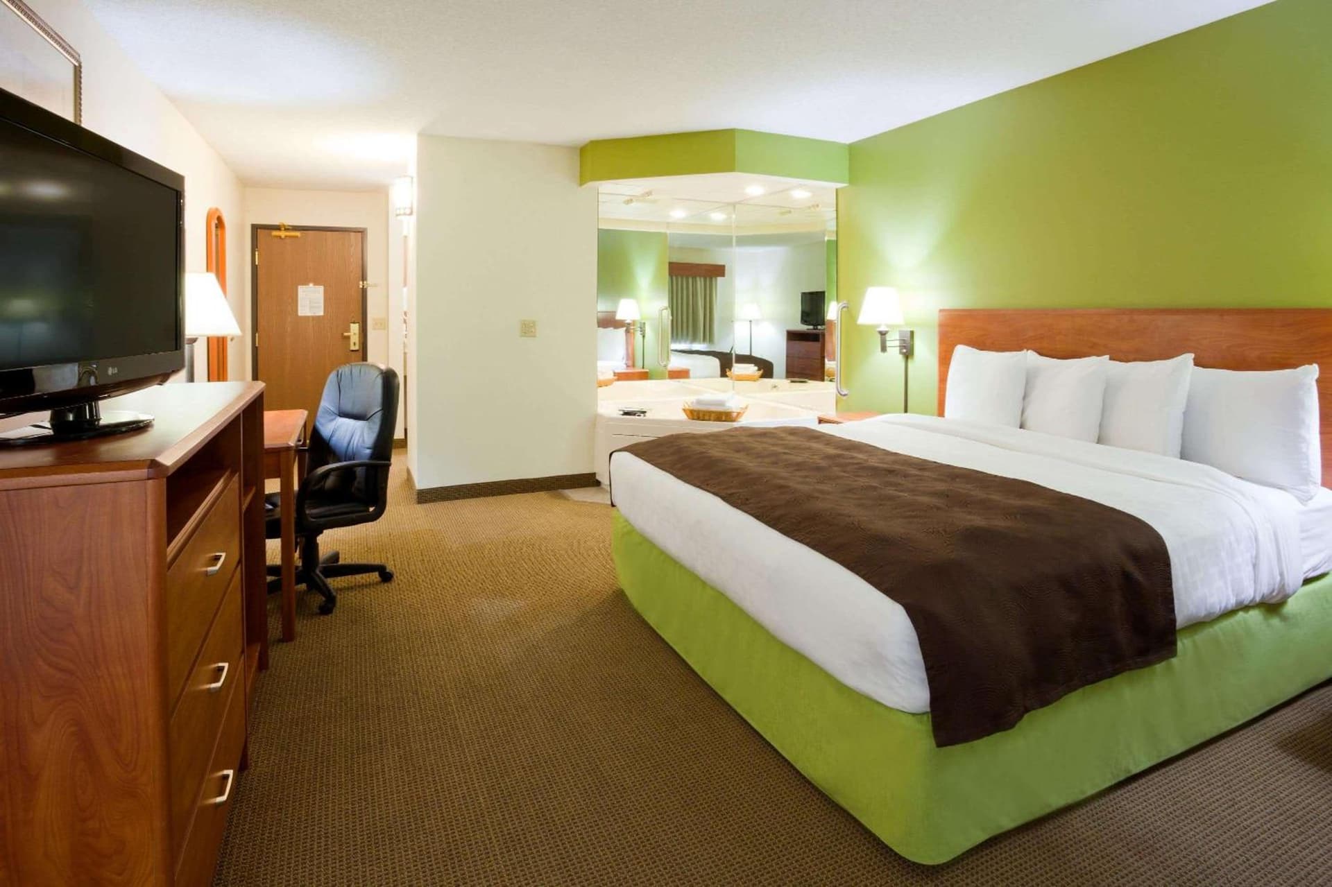 AmericInn by Wyndham Thief River Falls property views in Thief River Falls, MN — gallery photo 3
