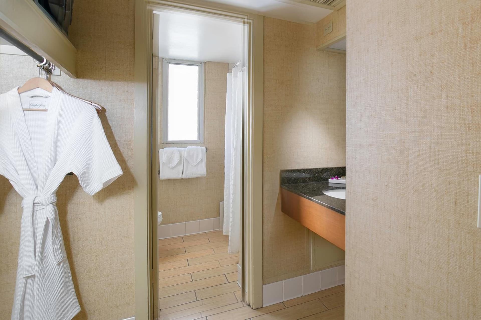 Waikiki Resort Hotel gallery photo in Honolulu, HI — image 40