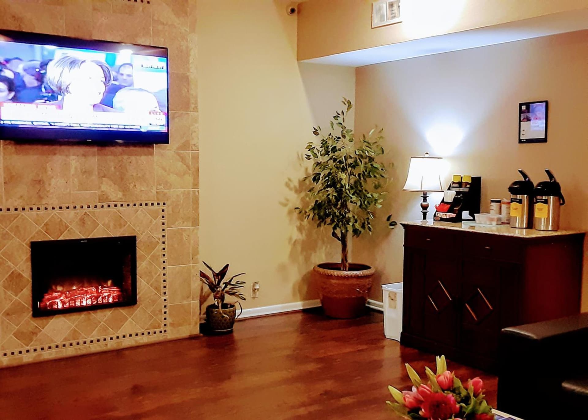 GuestHouse Inn Enumclaw interior in Enumclaw, WA — gallery photo 2