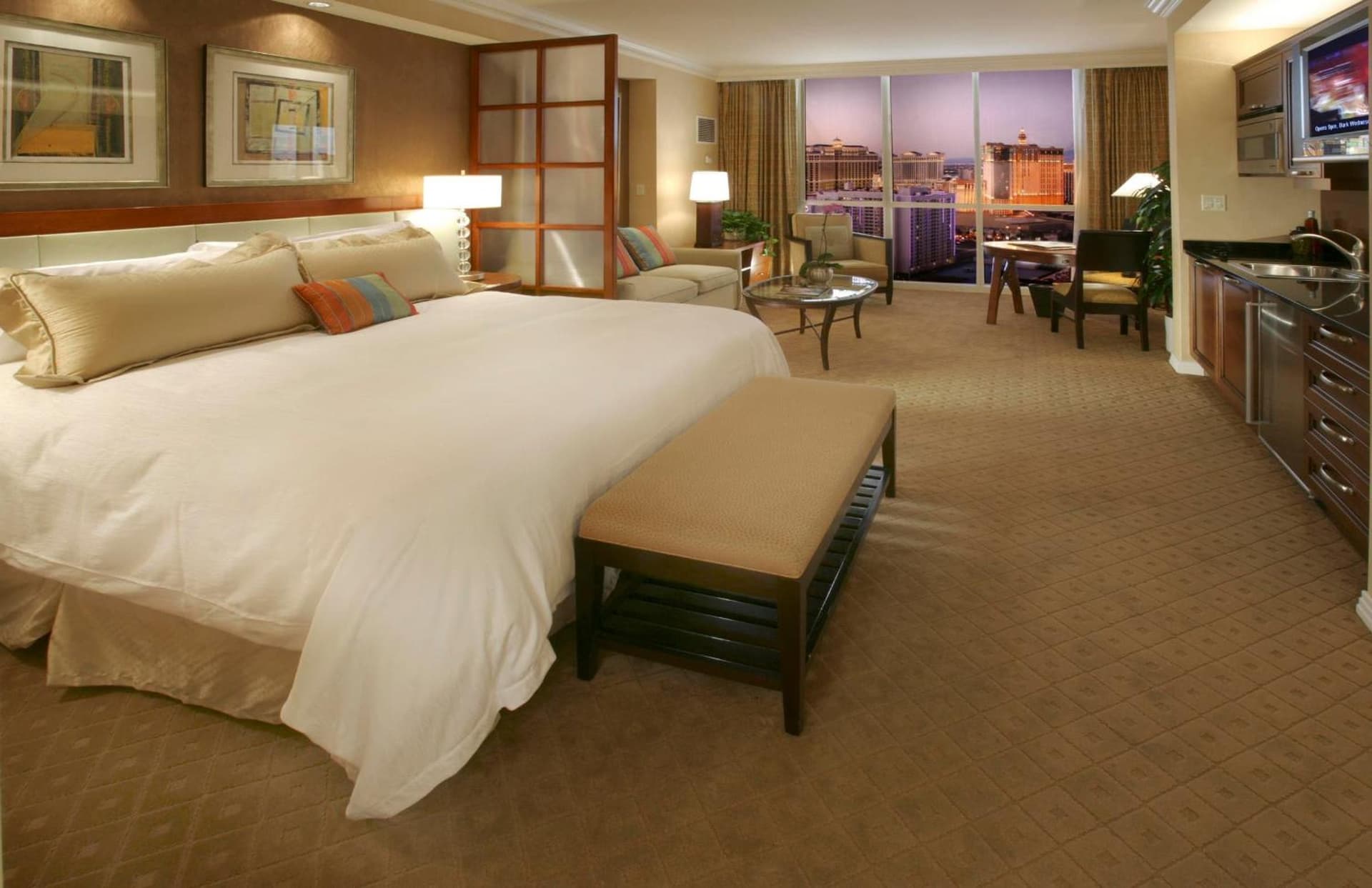 The Signature at MGM Grand by Suiteness property views in Las Vegas, NV — gallery photo 3