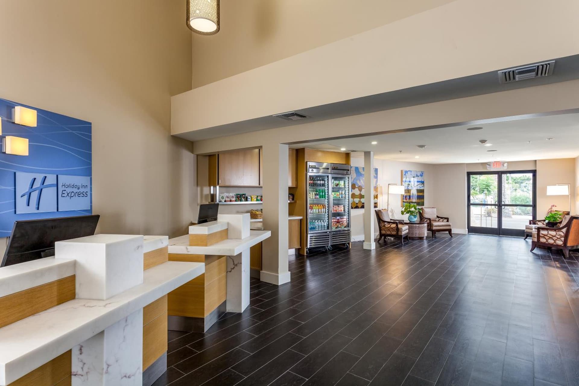 Holiday Inn Express and Suites La Jolla - Windansea Beach, and IHG Hotel interior in San Diego, CA — gallery photo 2